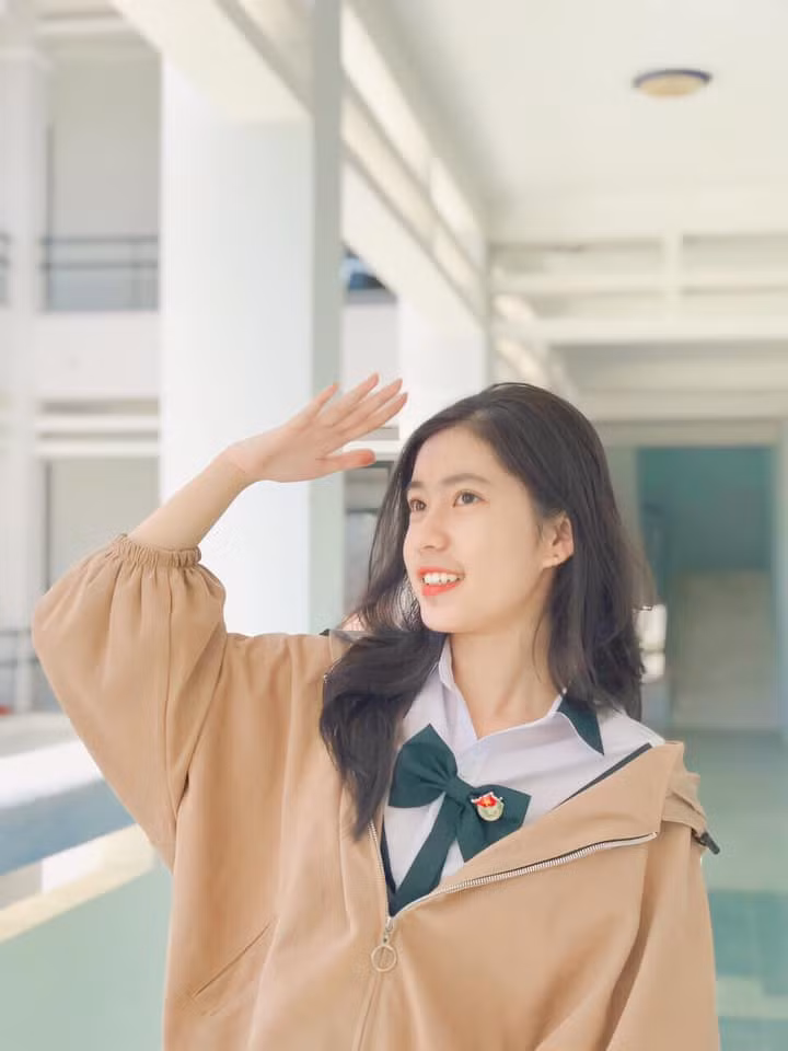 Yến Vy đang theo học ngành Thẩm định giá và Quản trị tài sản . “Trước tiên, mục tiêu của tôi sau cuộc thi Hoa hậu Việt Nam là tốt nghiệp với học lực loại Giỏi, sau đó học lên thạc sĩ và thực hiện dự án nhân ái mà tôi đã ấp ủ”, cô chia sẻ.