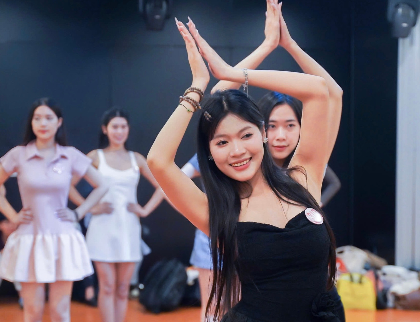 Trong quá trình luyện tập và làm việc nhóm, các thí sinh trở nên thân thiết và hiểu nhau hơn. Họ chia sẻ, giúp đỡ nhau trong quá trình luyện tập, sinh hoạt tại nhà chung.