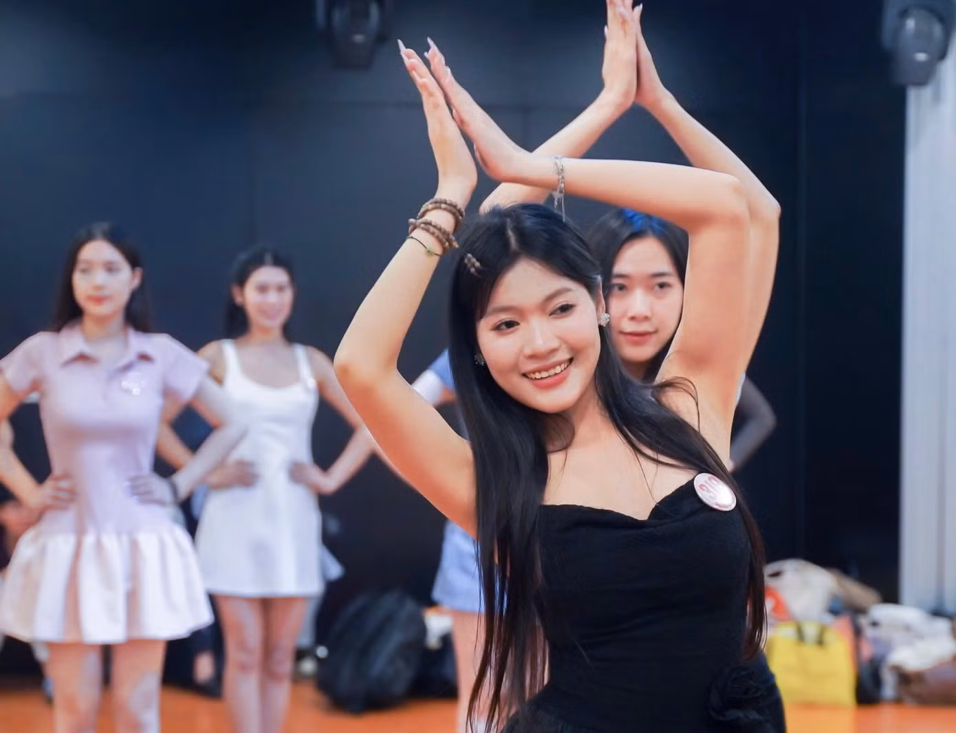 Trong quá trình luyện tập và làm việc nhóm, các thí sinh trở nên thân thiết và hiểu nhau hơn. Họ chia sẻ, giúp đỡ nhau trong quá trình luyện tập, sinh hoạt tại nhà chung.