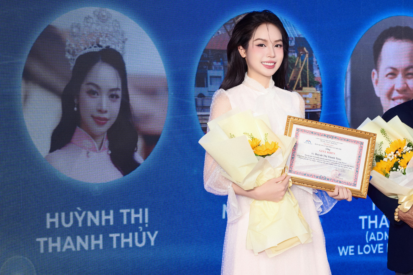 Hoa hậu Thanh Thủy liên tiếp nhận nhiều giải thưởng. Hoa hậu Thanh Thủy liên tiếp nhận nhiều giải thưởng.