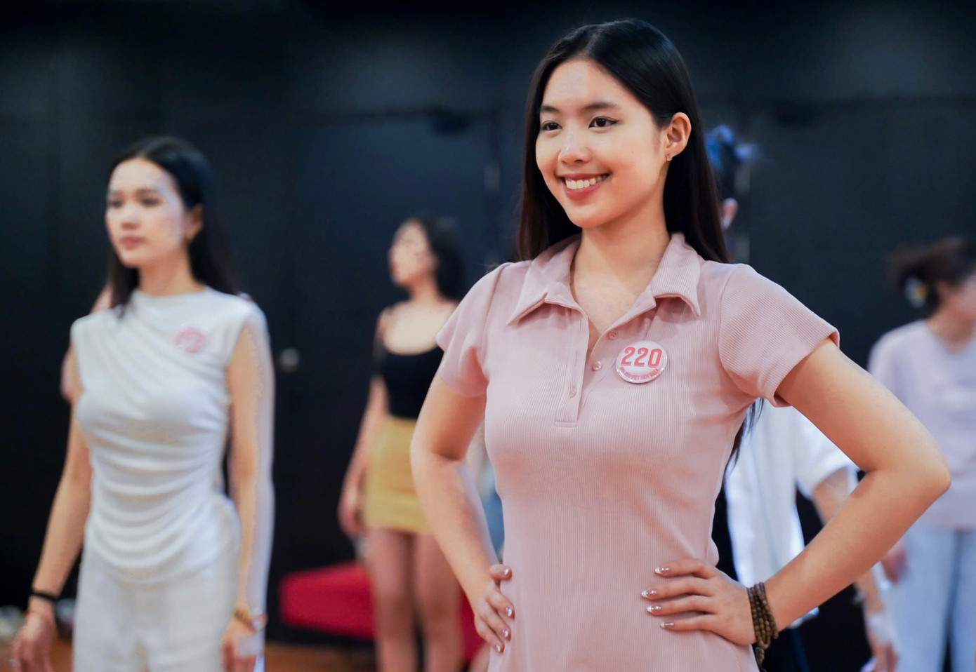 Những ngày qua, 41 thí sinh trải qua lịch trình tập luyện dày đặc ở Hà Nội. Họ tham gia các lớp học đào tạo catwalk, năng khiếu, nghi lễ, phong thái, thuyết trình, hùng biện... Những kỹ năng này là hành trang quý giá để họ tỏa sáng trên sân khấu đêm chung khảo.