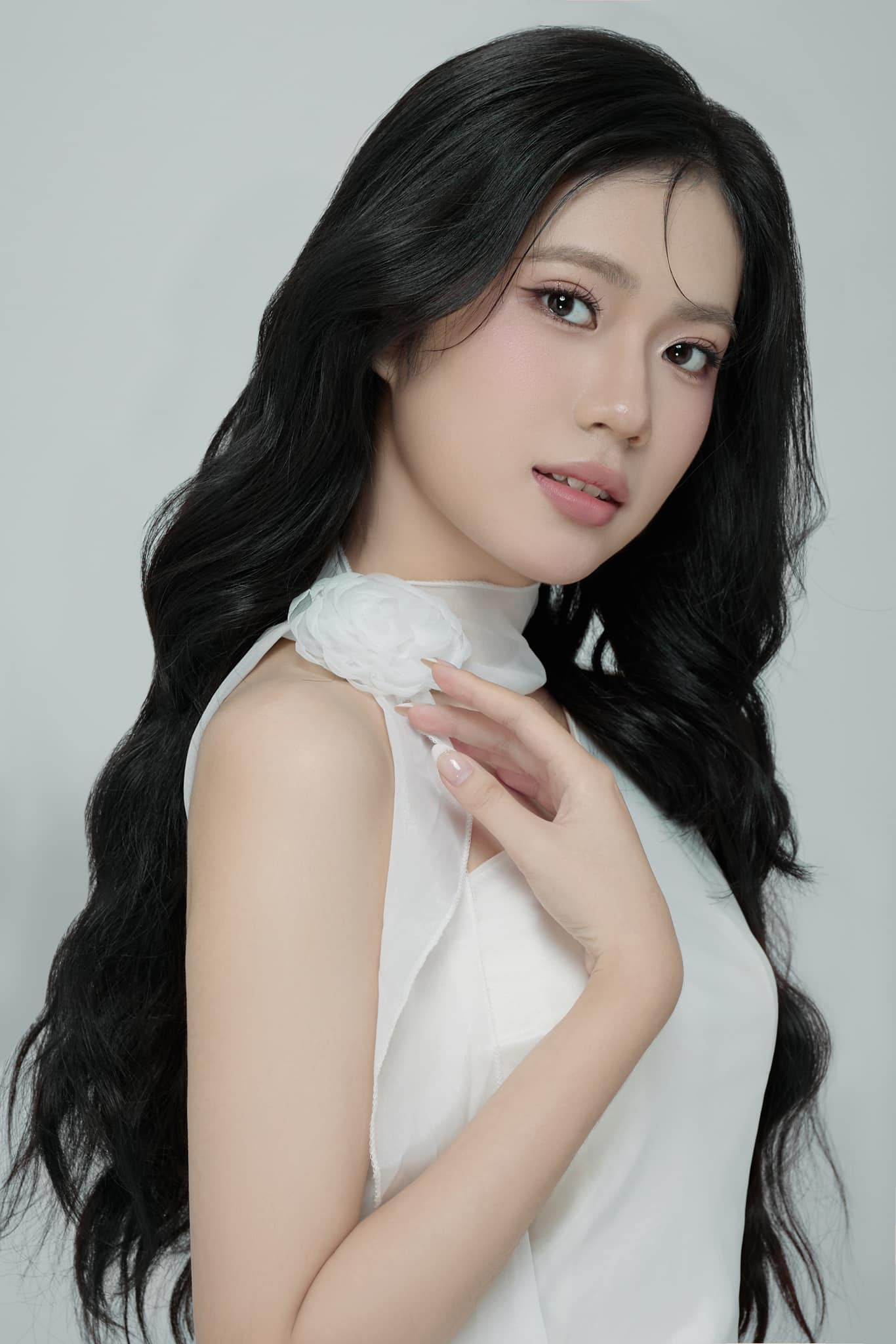 Yến Vy chia sẻ thêm: &quot;Đặc biệt trong khoảnh khắc dâng hương tưởng nhớ các anh hùng liệt sĩ, chúng tôi thấy thêm tự hào và biết ơn đối với các anh hùng đã hy sinh thân mình vì độc lập, tự do của dân tộc&quot;.