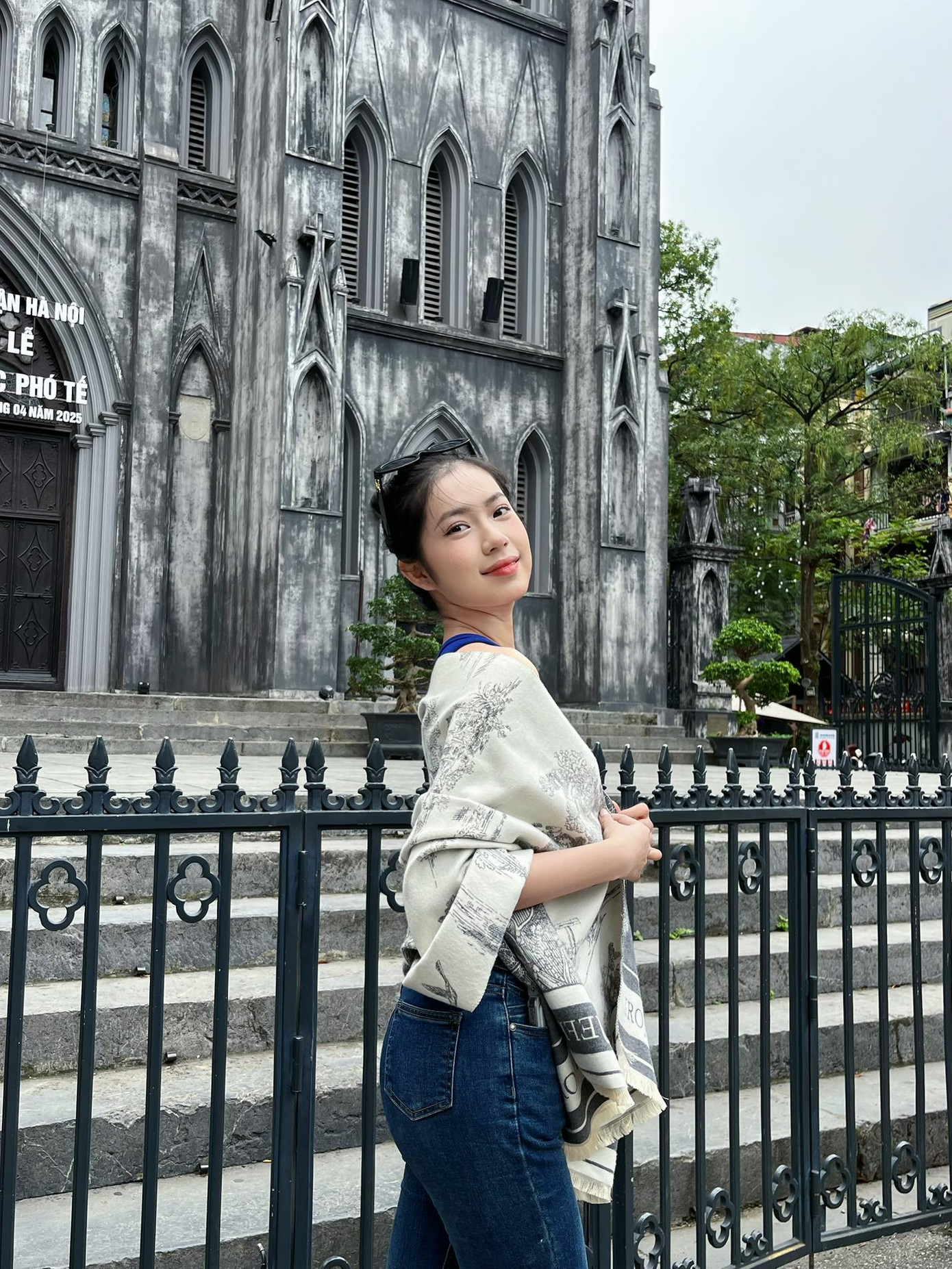 Yến Vy cho biết số đo nhân trắc học của cô không thay đổi nhiều so với khi tự đo trước đây. Cô nói các bác sĩ khen cô có dáng người cân đối.