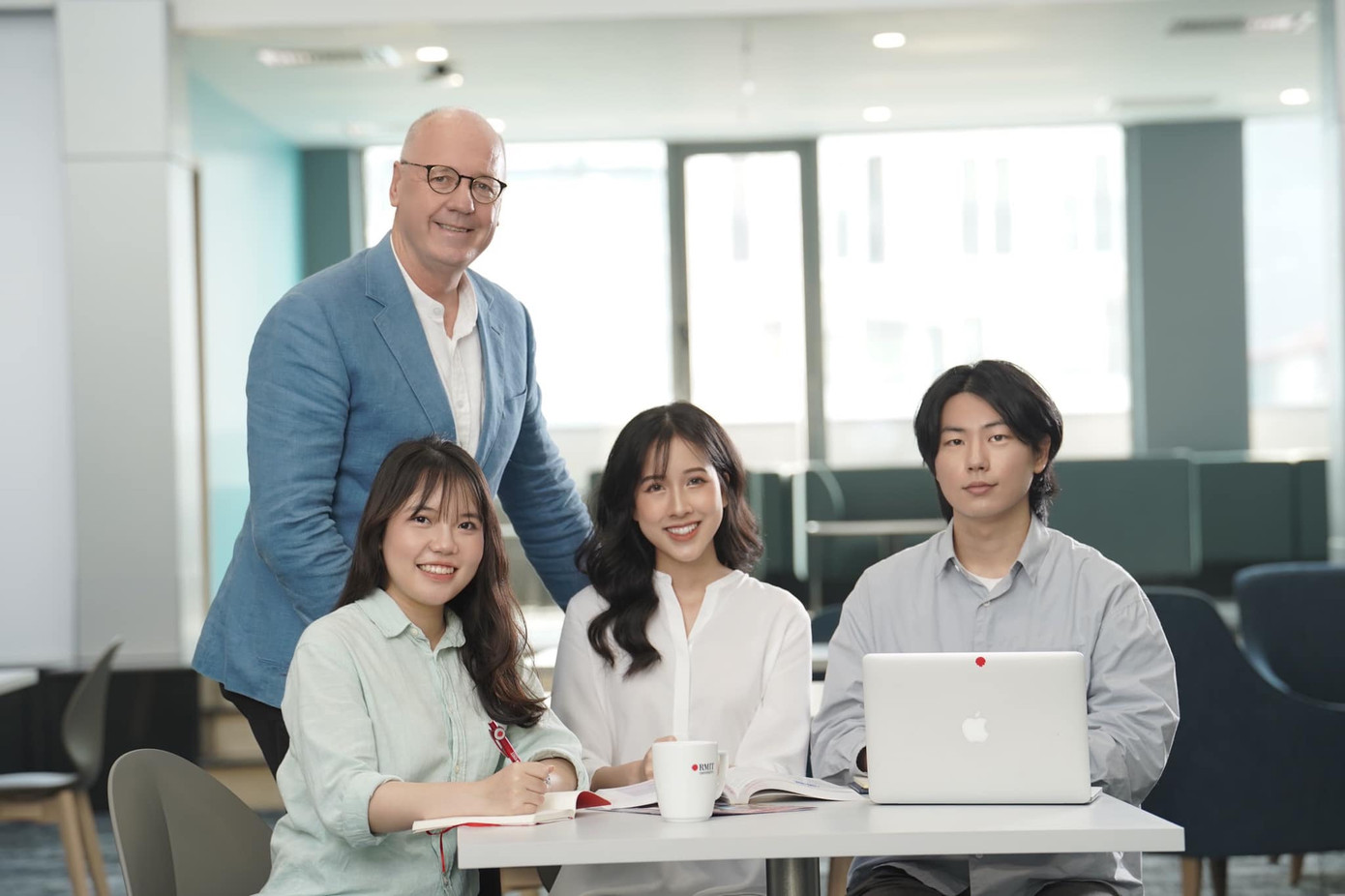 Trước đó, Thu Trang là cựu học sinh chuyên Anh - THPT Chuyên Cao Bằng. Cô có khả năng ngoại ngữ ấn tượng, đạt điểm TOEIC 960/990 trong lần thi đầu tiên.