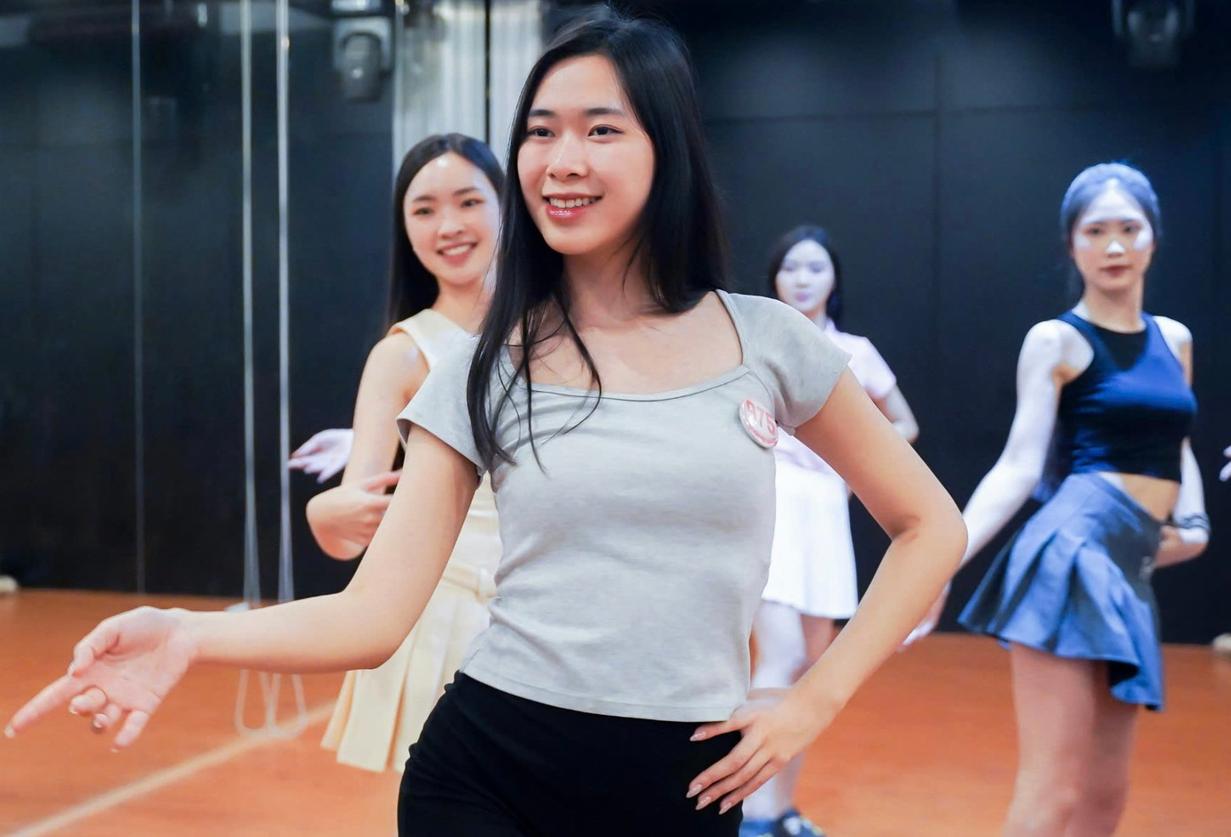 Những ngày qua, 41 thí sinh trải qua lịch trình tập luyện dày đặc ở Hà Nội. Họ tham gia các lớp học đào tạo catwalk, năng khiếu, nghi lễ, phong thái, thuyết trình, hùng biện... Những kỹ năng này là hành trang quý giá để họ tỏa sáng trên sân khấu đêm chung khảo.