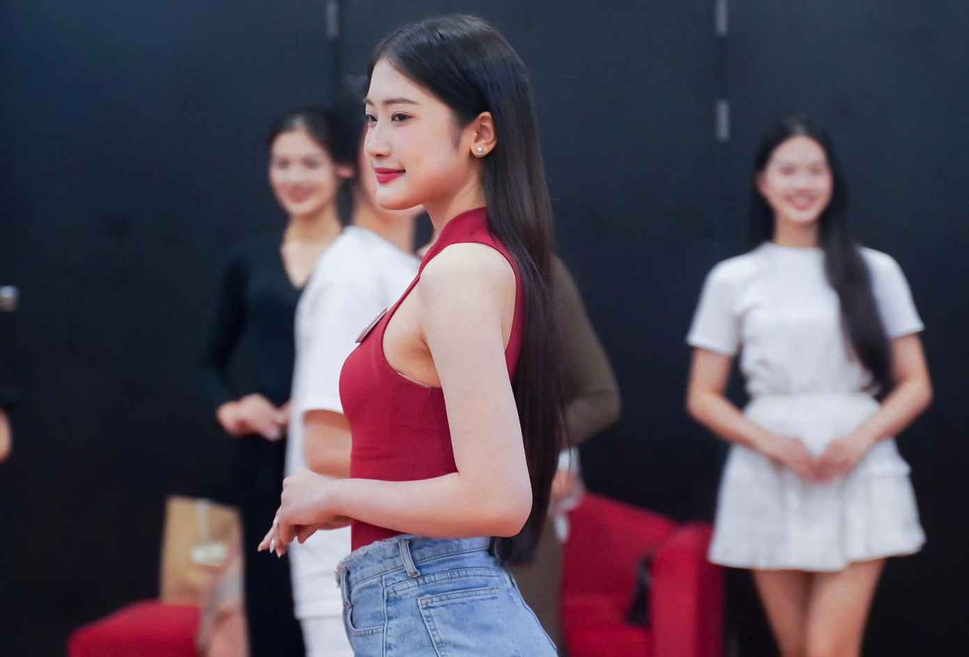 Những ngày tham gia vòng chung khảo toàn quốc ở Hà Nội là kỷ niệm đáng nhớ với 41 thí sinh. Họ có dịp kết bạn, giao lưu, tham quan các địa danh nổi tiếng ở thủ đô, thưởng thức những món đặc sản... Tại nhà chung Hoa hậu Việt Nam 2024, đã có những tình bạn đẹp giữa các thí sinh, là dấu ấn thanh xuân không thể quên của các cô gái.