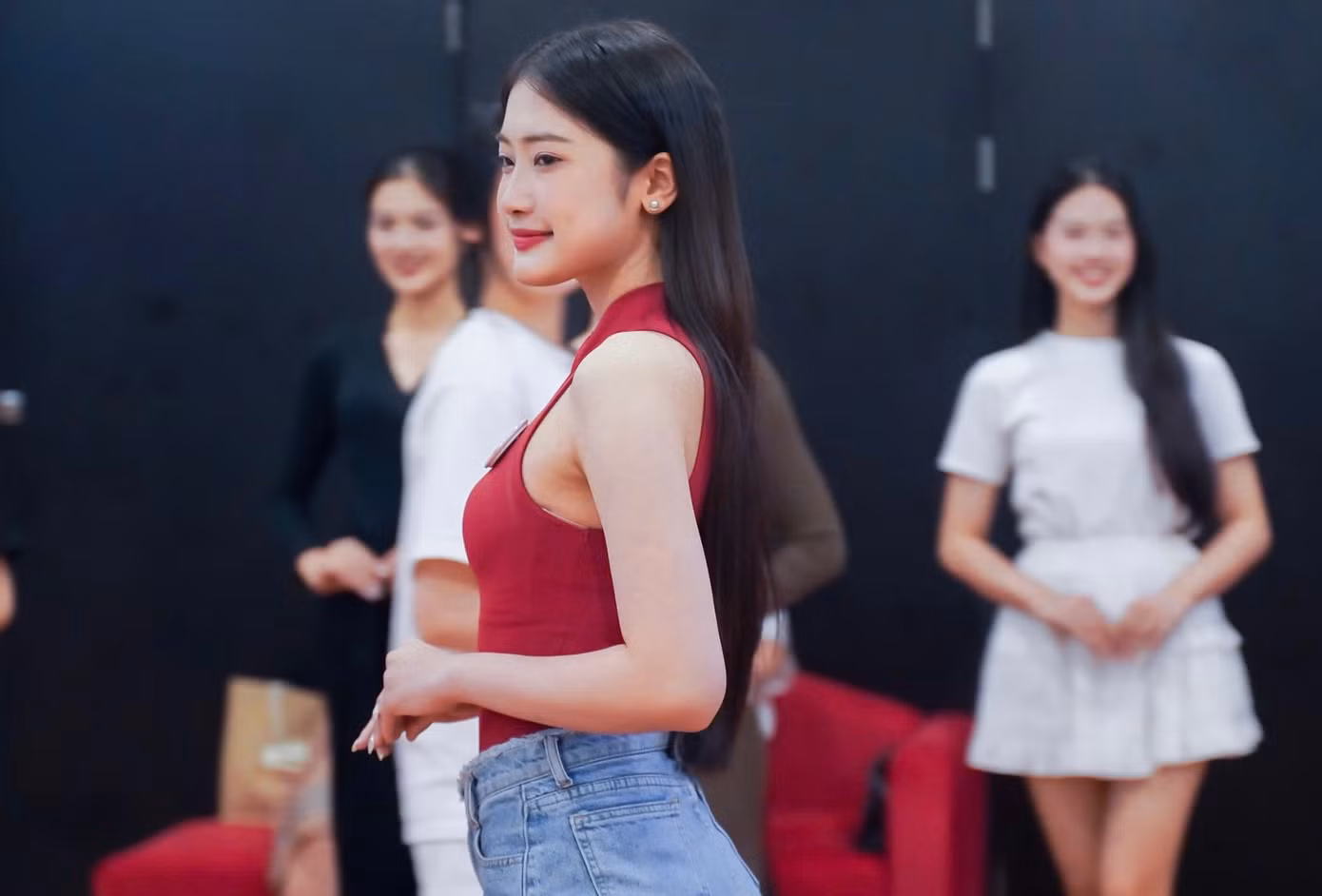 Những ngày tham gia vòng chung khảo toàn quốc ở Hà Nội là kỷ niệm đáng nhớ với 41 thí sinh. Họ có dịp kết bạn, giao lưu, tham quan các địa danh nổi tiếng ở thủ đô, thưởng thức những món đặc sản... Tại nhà chung Hoa hậu Việt Nam 2024, đã có những tình bạn đẹp giữa các thí sinh, là dấu ấn thanh xuân không thể quên của các cô gái.
