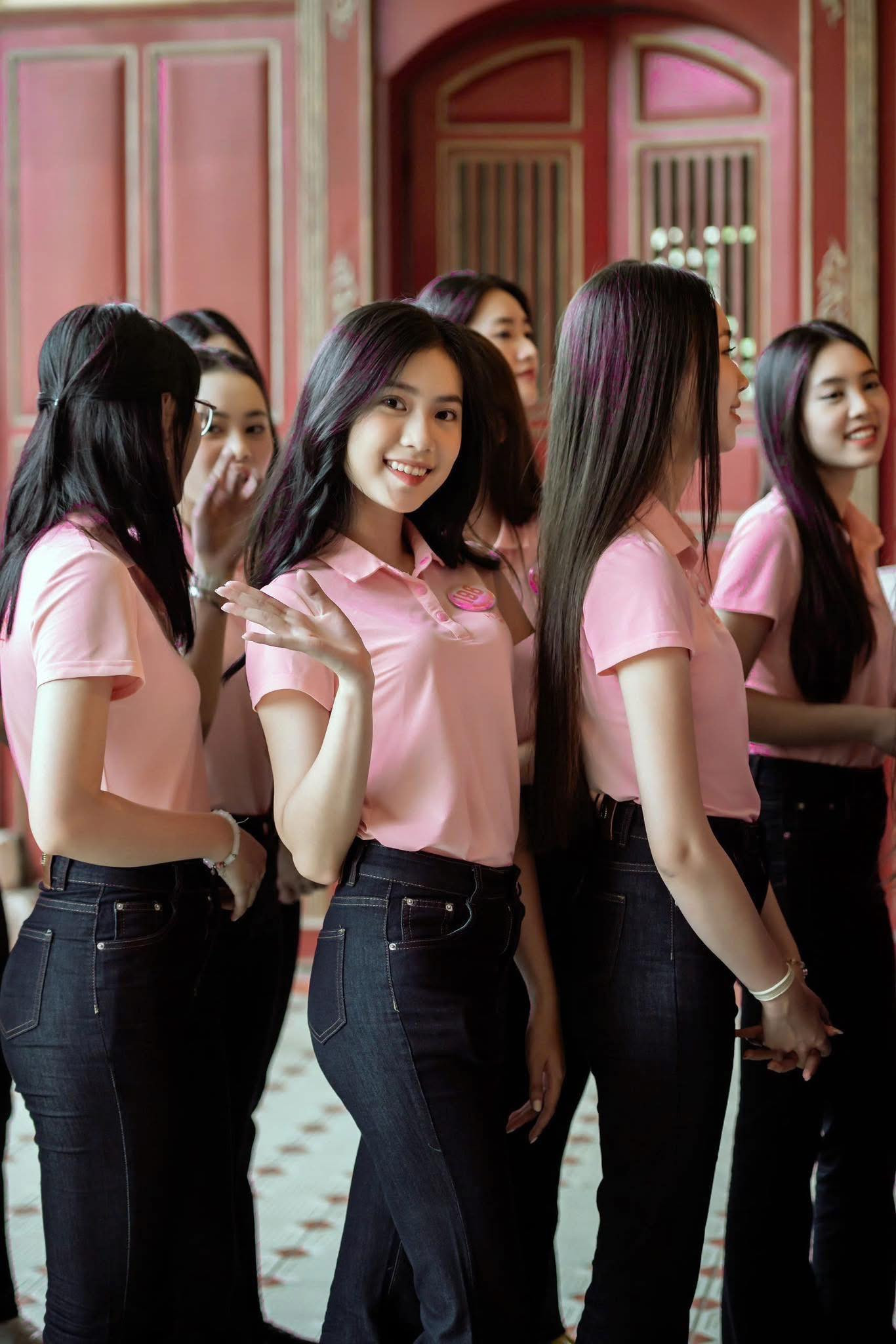 Tham dự Hoa hậu Việt Nam 2024, Yến Vy và các thí sinh được tham gia những hoạt động ý nghĩa. &quot;Chúng tôi được đến thăm và tham gia các hoạt động đáng nhớ tại Huế và tỉnh Quảng Trị. Khi được hòa mình vào không gian lịch sử và văn hóa nơi đây, tôi thấy thêm yêu đất nước và con người Việt Nam&quot;, cô nói.