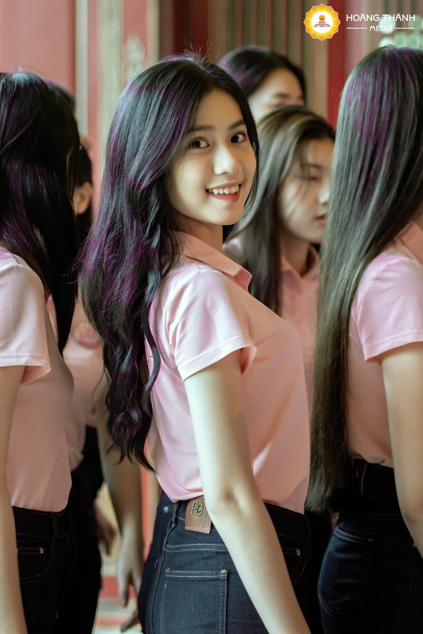 Tham dự Hoa hậu Việt Nam 2024, Yến Vy và các thí sinh được tham gia những hoạt động ý nghĩa. &quot;Chúng tôi được đến thăm và tham gia các hoạt động đáng nhớ tại Huế và tỉnh Quảng Trị. Khi được hòa mình vào không gian lịch sử và văn hóa nơi đây, tôi thấy thêm yêu đất nước và con người Việt Nam&quot;, cô nói.