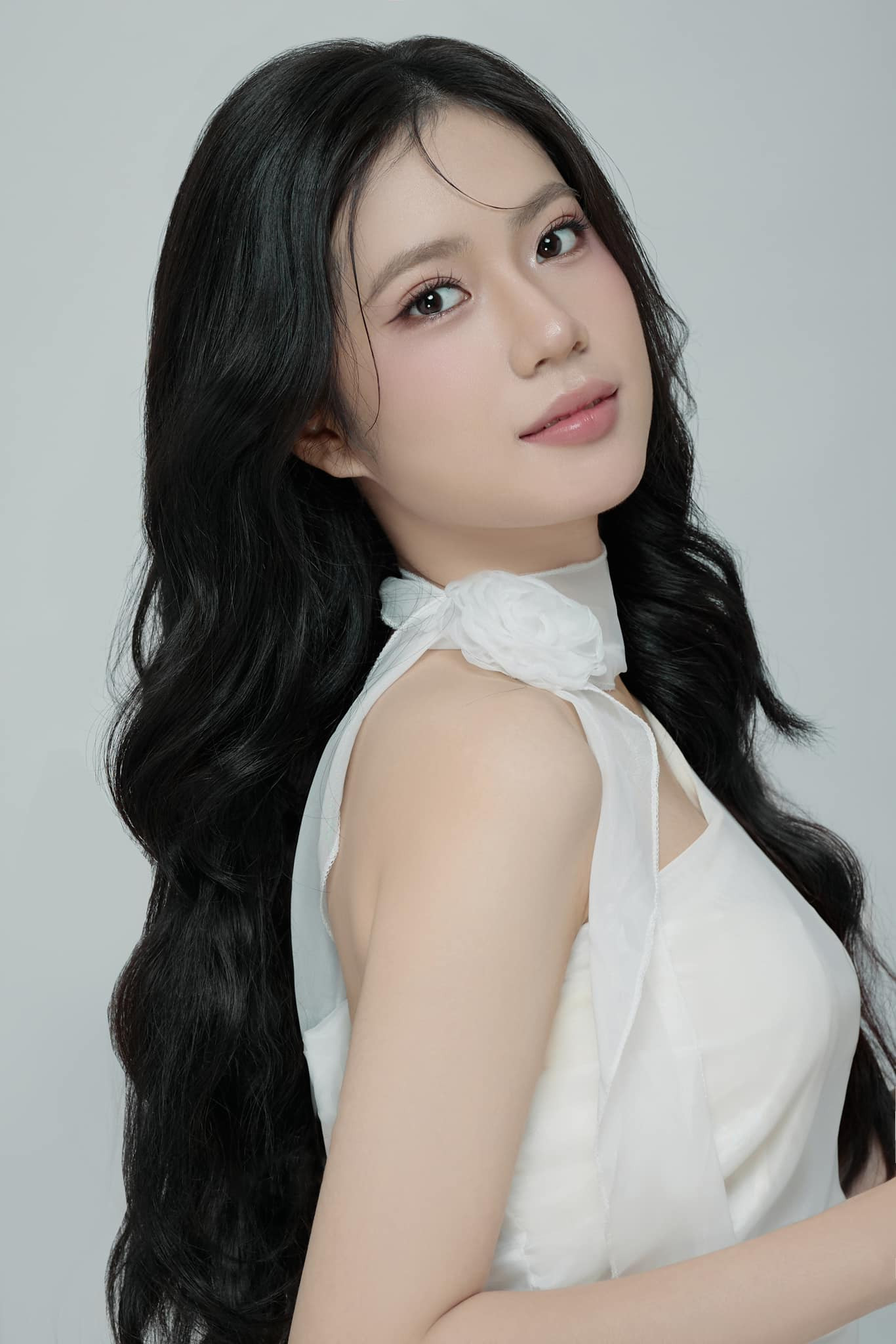 Yến Vy nói cô đã lên kế hoạch thi Hoa hậu Việt Nam 2024 nhưng giấu gia đình, đến trước ngày đi thi mới tiết lộ. “Khi bố mẹ cùng mọi người trong gia đình biết tôi dự thi Hoa hậu Việt Nam đã hoàn toàn ủng hộ và luôn theo dõi hành trình của tôi”, Yến Vy nói.