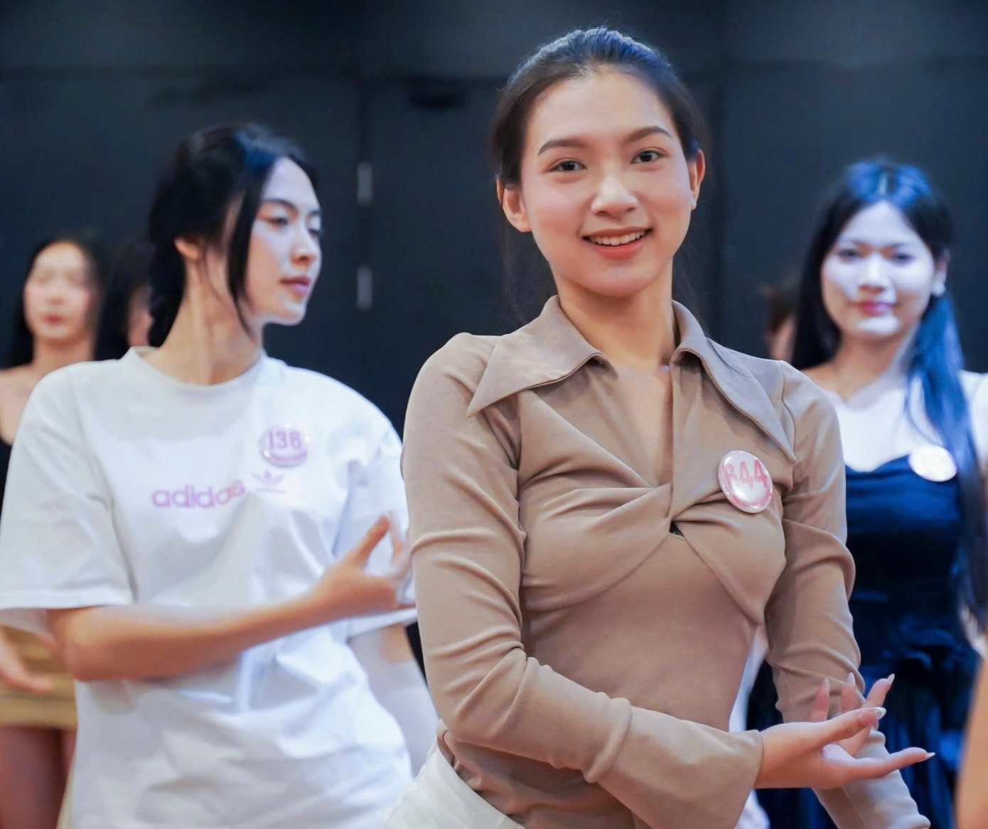 Trước thềm chung khảo, nhà báo Phùng Công Sưởng - Tổng Biên tập báo Tiền Phong, Trưởng Ban tổ chức cuộc thi Hoa hậu Việt Nam năm 2024 - đã chia sẻ các thông tin về công tác chuẩn bị cho đêm diễn 20/4. Nhà báo Phùng Công Sưởng cho biết sân khấu đêm chung khảo đang được dàn dựng công phu với những ý tưởng độc đáo, đậm chất văn hóa, nghệ thuật.