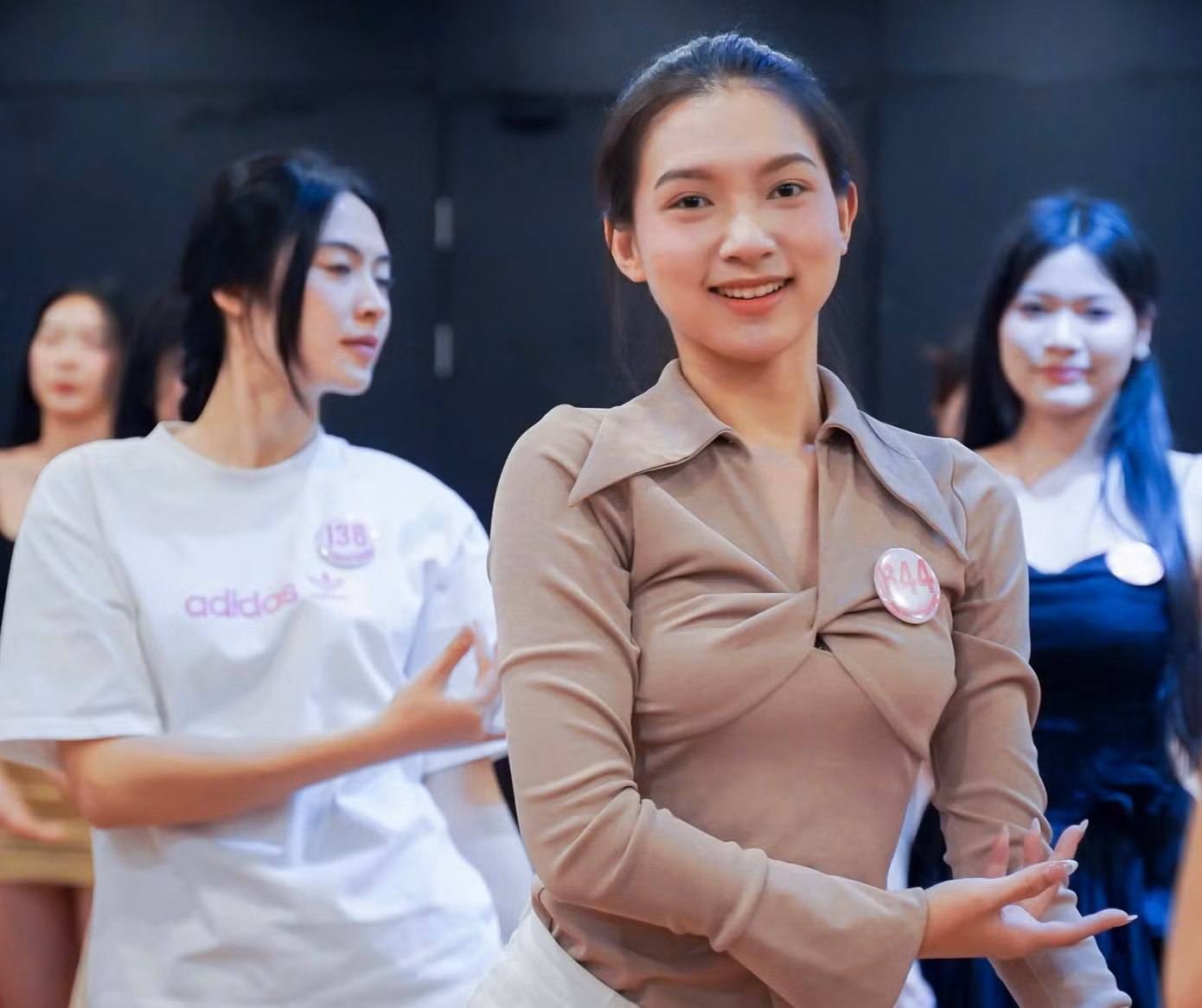 Trước thềm chung khảo, nhà báo Phùng Công Sưởng - Tổng Biên tập báo Tiền Phong, Trưởng Ban tổ chức cuộc thi Hoa hậu Việt Nam năm 2024 - đã chia sẻ các thông tin về công tác chuẩn bị cho đêm diễn 20/4. Nhà báo Phùng Công Sưởng cho biết sân khấu đêm chung khảo đang được dàn dựng công phu với những ý tưởng độc đáo, đậm chất văn hóa, nghệ thuật.