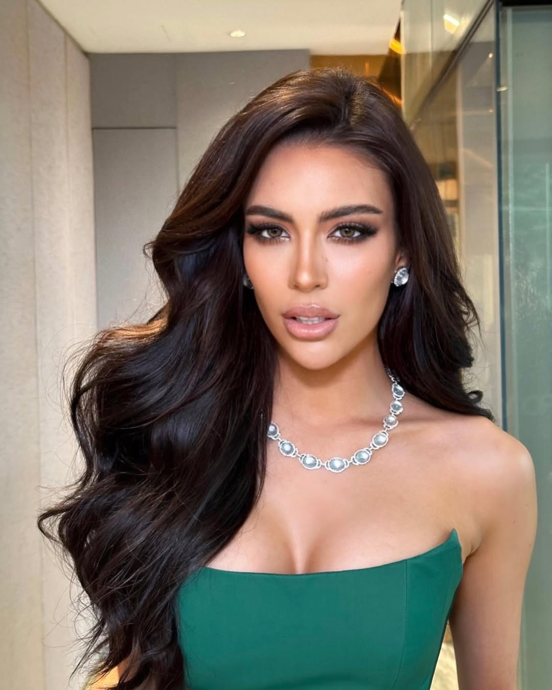 Ông Nawat cấm Kirana Jasmine Chewter không được thi Hoa hậu Hoàn vũ Thái Lan và Hoa hậu Hòa bình Thái Lan.