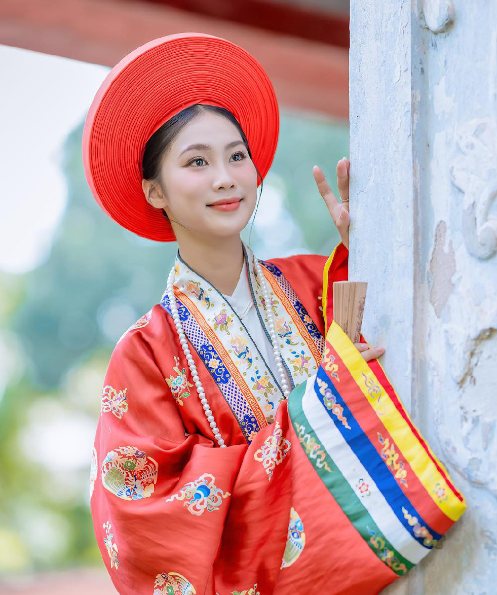 Khi học lớp 11, Thu Hằng đạt giải Ba cấp tỉnh môn Giáo dục Quốc phòng, đạt giải Ba cấp huyện môn Địa lý hồi lớp 9. Cô có nhiều tài lẻ như dẫn chương trình, chơi bóng chuyền, cầu lông, ca hát…