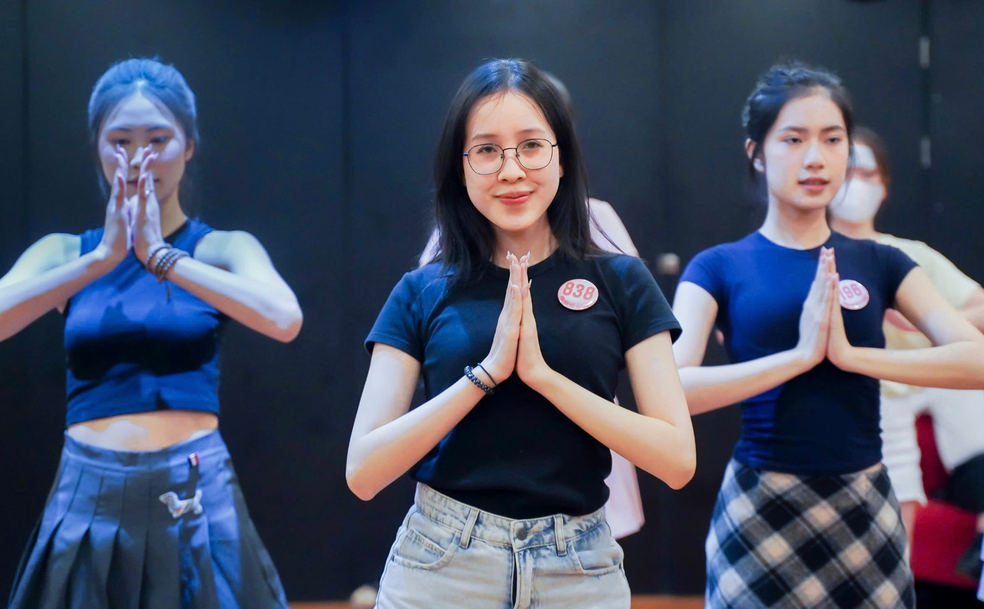 Lịch trình dày đặc khiến nhiều thí sinh đuối sức. Tuy nhiên, họ vẫn cố gắng tham gia đầy đủ các lớp học để theo kịp các thí sinh khác và tạo nên sự đồng đều, chuyên nghiệp khi đồng diễn.