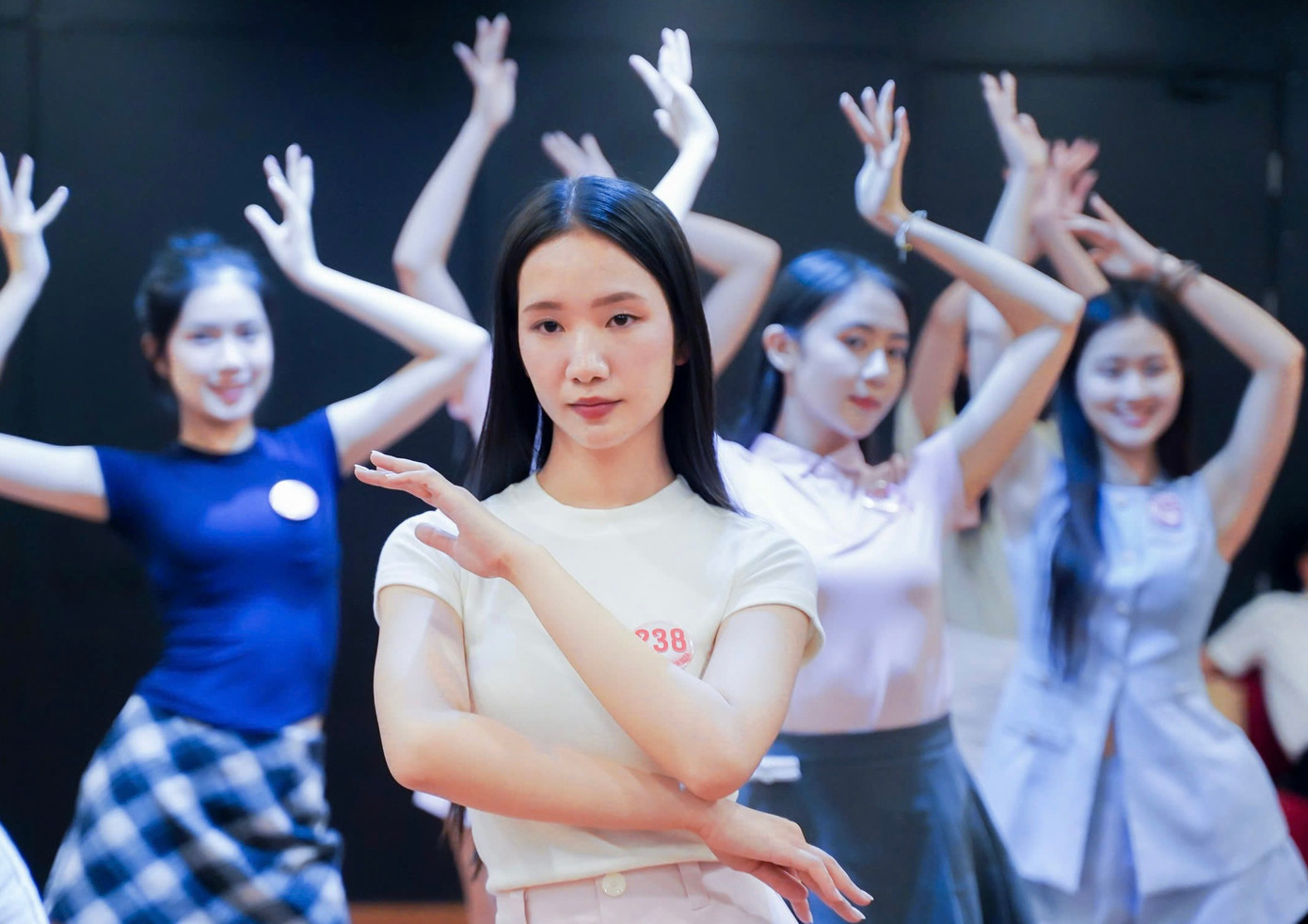 Với nhiều thí sinh, đây là lần đầu họ làm quen với việc đi giày cao gót và nhảy múa. Vì vậy, các cô gái tập trung cao độ để học thuộc những động tác khó.