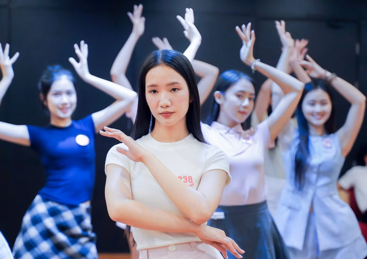 Với nhiều thí sinh, đây là lần đầu họ làm quen với việc đi giày cao gót và nhảy múa. Vì vậy, các cô gái tập trung cao độ để học thuộc những động tác khó.