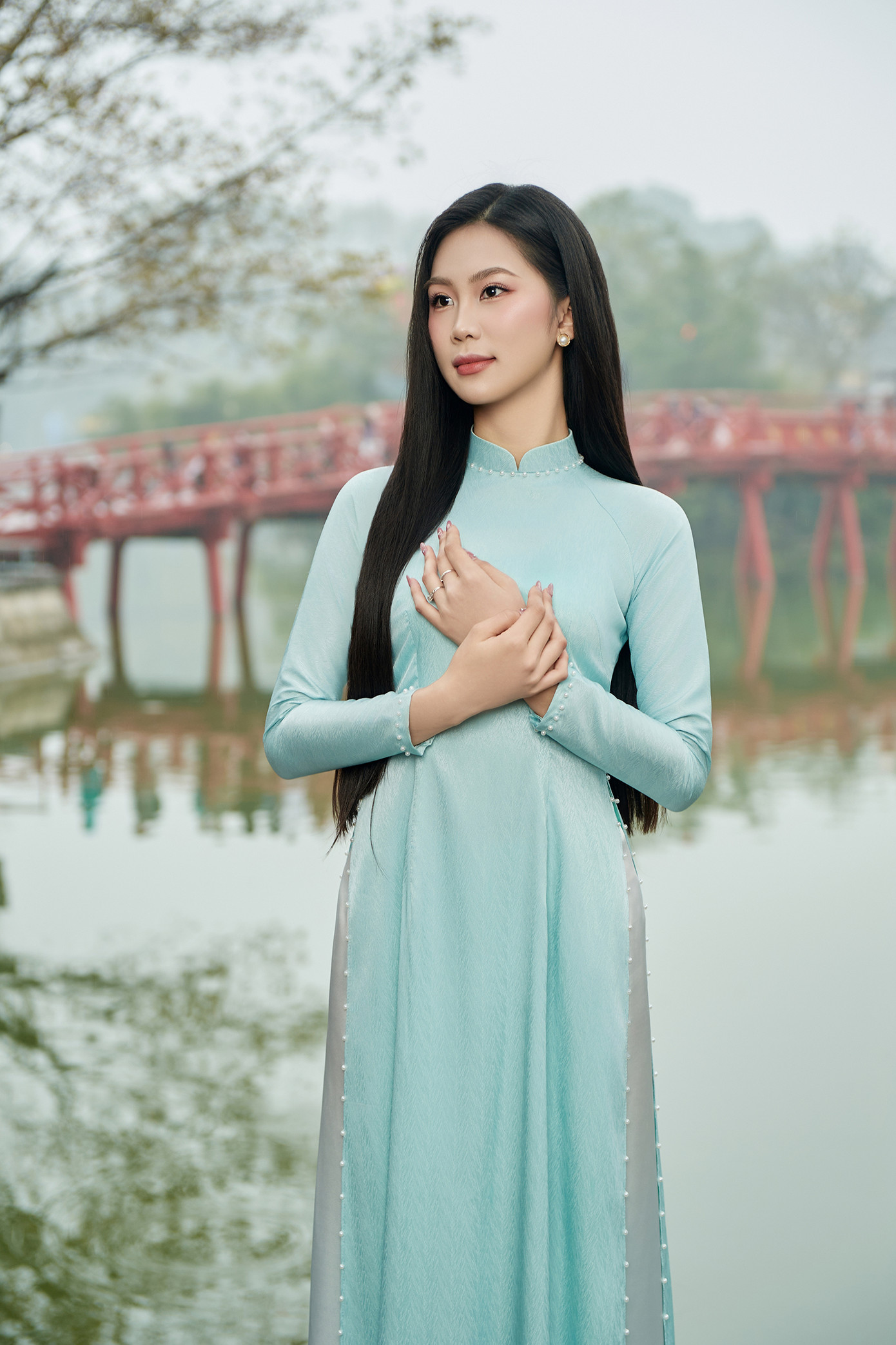 “Khi tôi vừa bước vào phòng nhân trắc học, các bác sĩ đã ấn tượng với chiều cao của tôi. Sau đó, tôi được khen có dáng đẹp, cân đối”, cô nói.