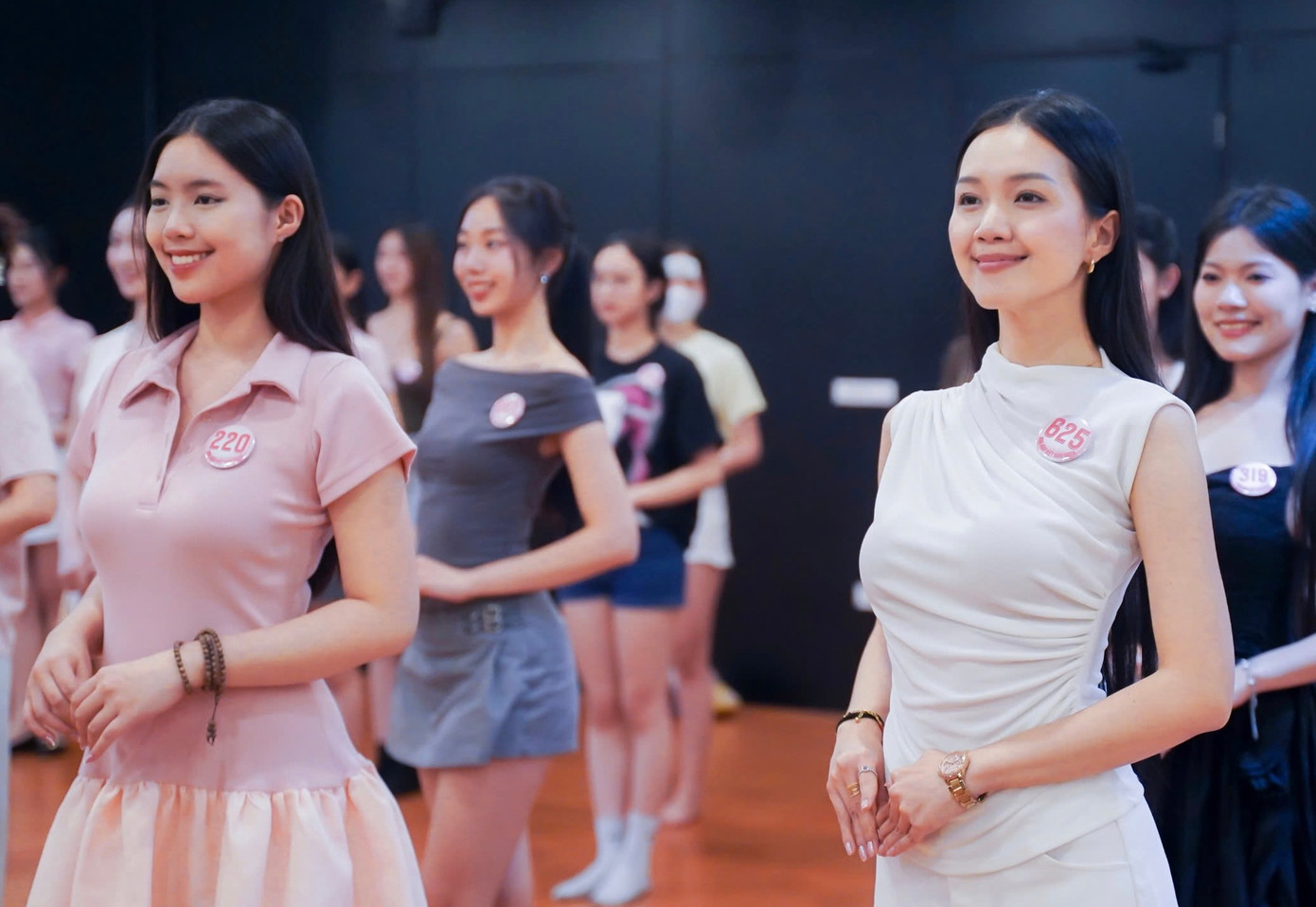 Trên sàn tập, các cô gái để mặt mộc, mặc trang phục năng động, giản dị.