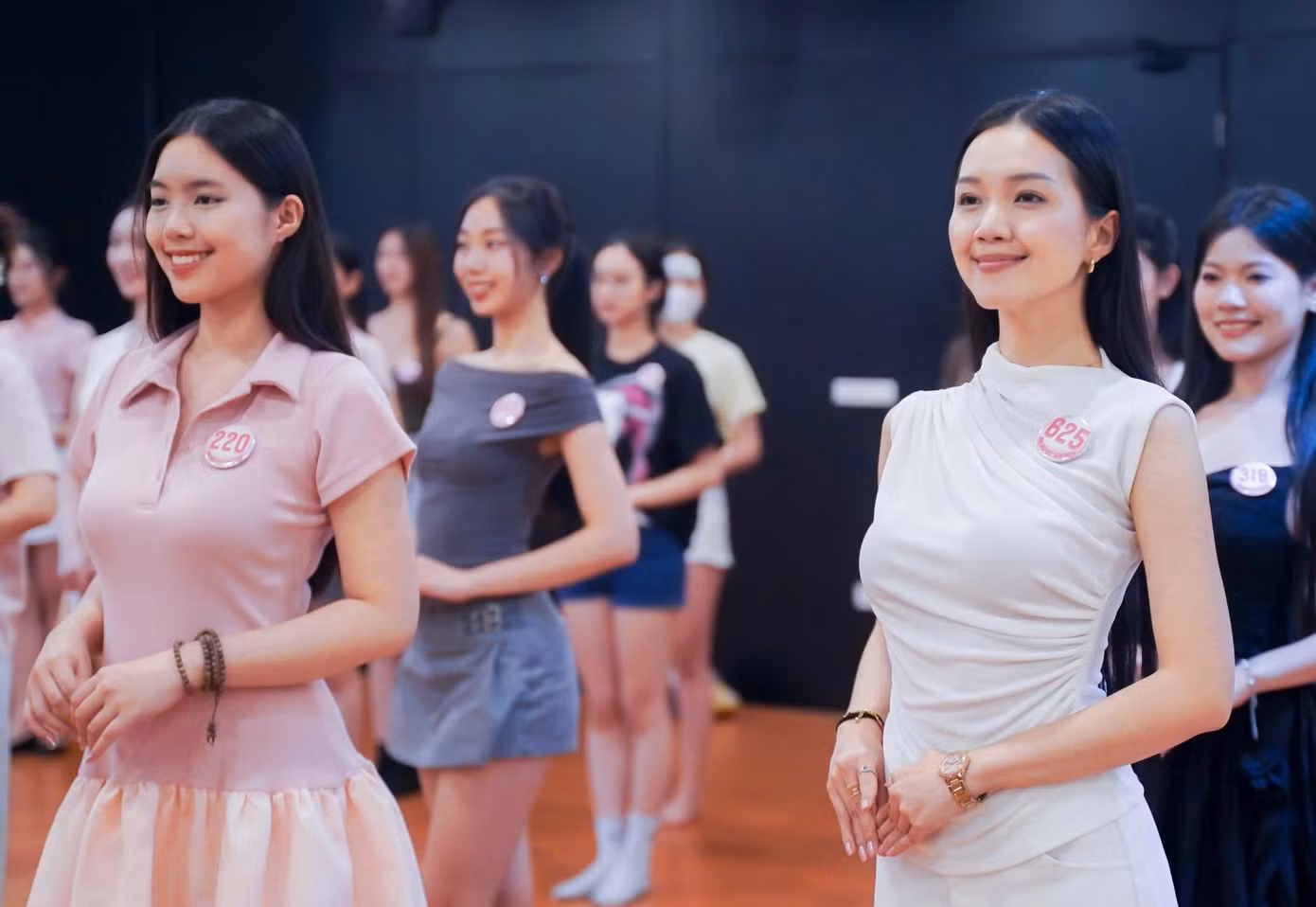 Trên sàn tập, các cô gái để mặt mộc, mặc trang phục năng động, giản dị.