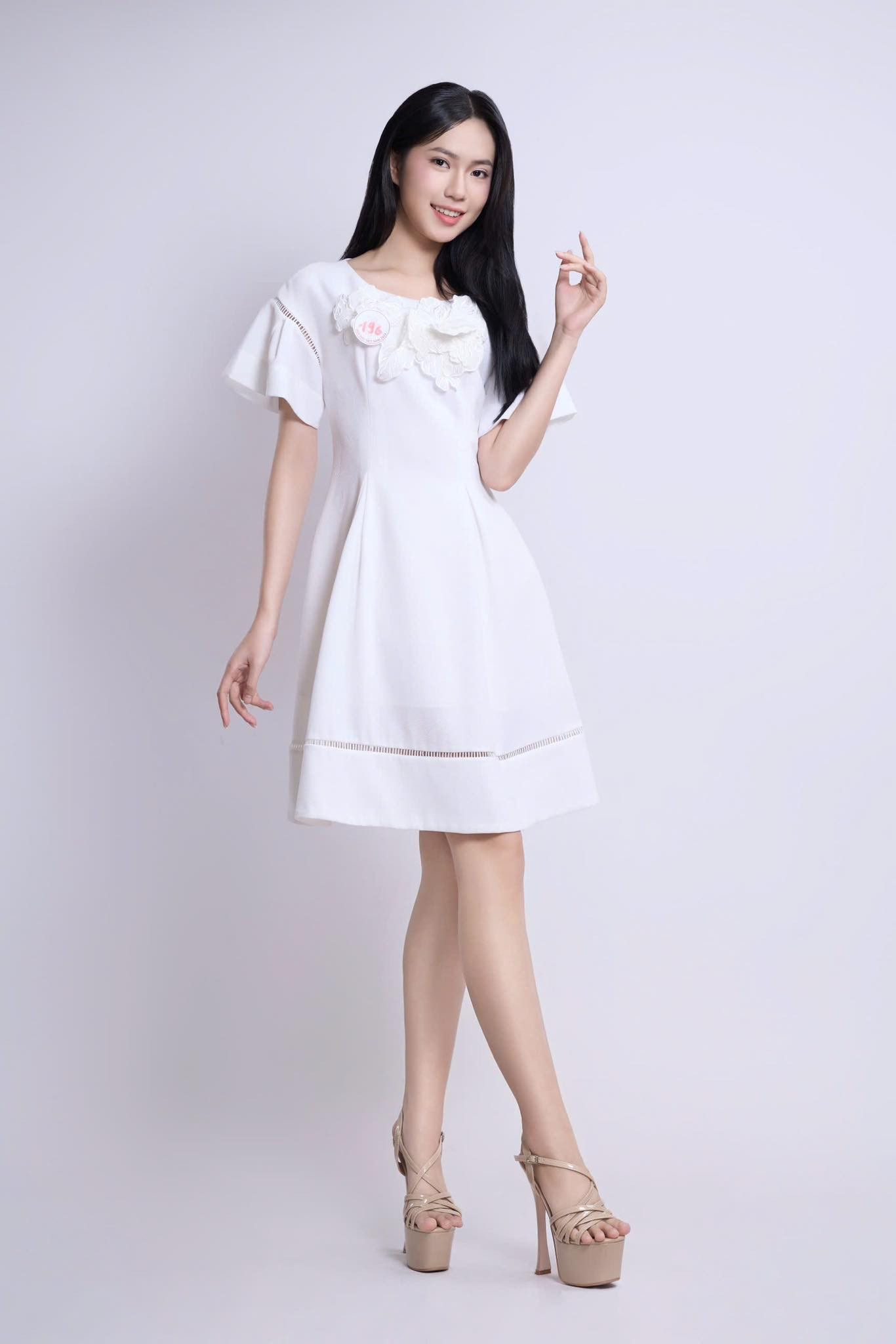 Tại vòng sơ khảo, Yến Vy gây ấn tượng với sự giản dị, mộc mạc. Cô mặc bộ váy trắng nền nã, thanh lịch.