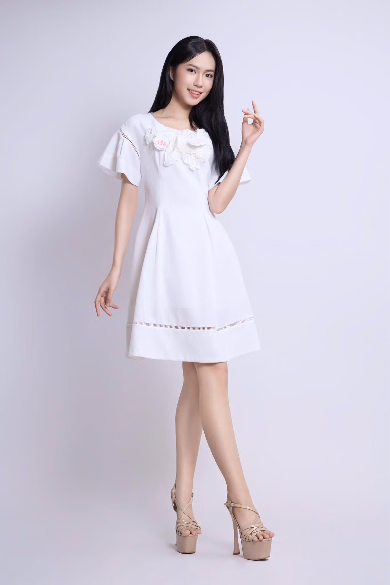 Tại vòng sơ khảo, Yến Vy gây ấn tượng với sự giản dị, mộc mạc. Cô mặc bộ váy trắng nền nã, thanh lịch.