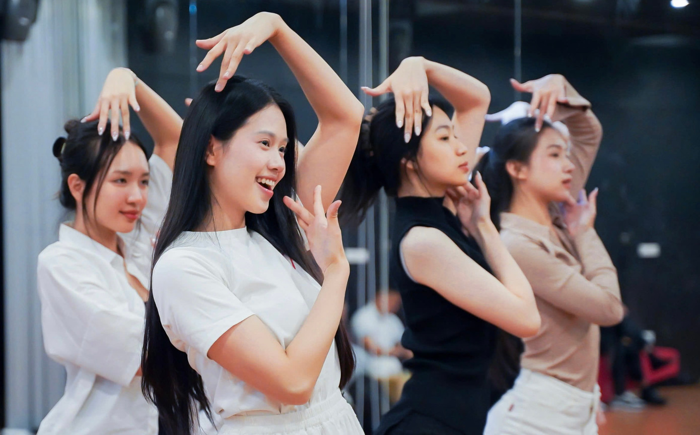 Lịch trình dày đặc khiến nhiều thí sinh đuối sức. Tuy nhiên, họ vẫn cố gắng tham gia đầy đủ các lớp học để theo kịp các thí sinh khác và tạo nên sự đồng đều, chuyên nghiệp khi đồng diễn.