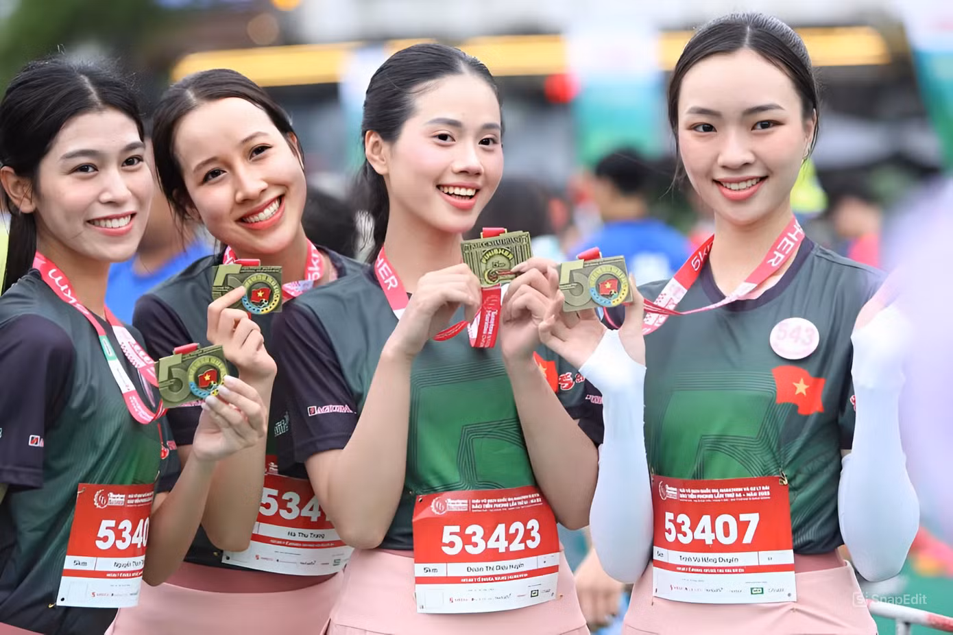 Trong vòng phỏng vấn kín, giám khảo yêu cầu Thu Trang giới thiệu bằng tiếng Anh về quê hương cô - Cao Bằng. Nhận được câu hỏi này, Thu Trang thấy vui và tự hào. Dù không chuẩn bị trước, cô vẫn hoàn thành tốt và nhận được lời khen của các giám khảo.