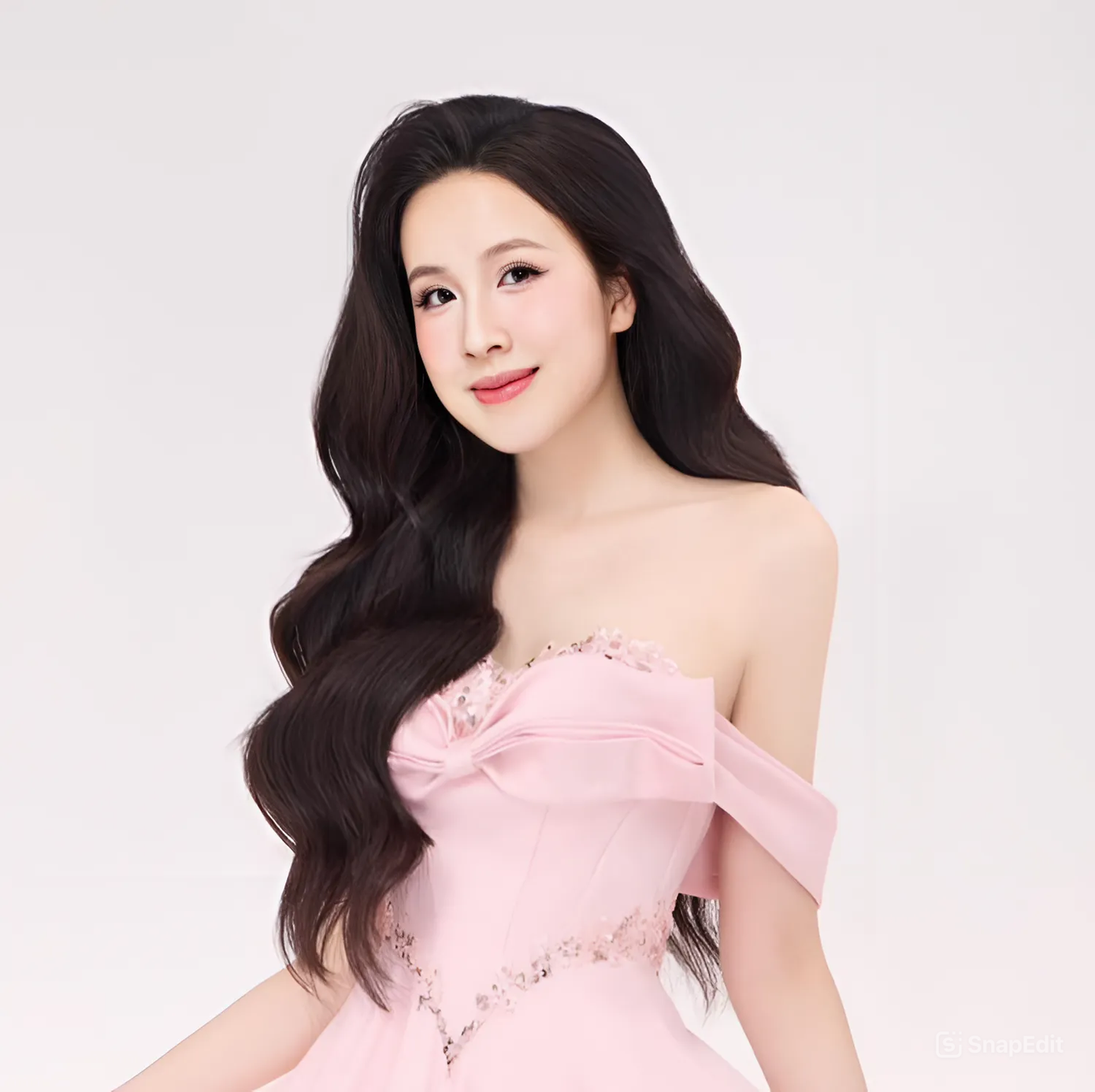 “Đối với các bác thương binh, cựu chiến binh, chúng ta không còn nhiều thời gian để đền đáp công ơn của họ, vì vậy những công tác hỗ trợ cần được nhanh chóng thực hiện. Những dự án này ý nghĩa hơn nữa khi trong năm nay, đất nước ta có rất nhiều dịp kỷ niệm quan trọng. Nếu có cơ hội đi sâu hơn, tôi mong muốn được chia sẻ chi tiết hơn về dự án của mình”, cô nói.