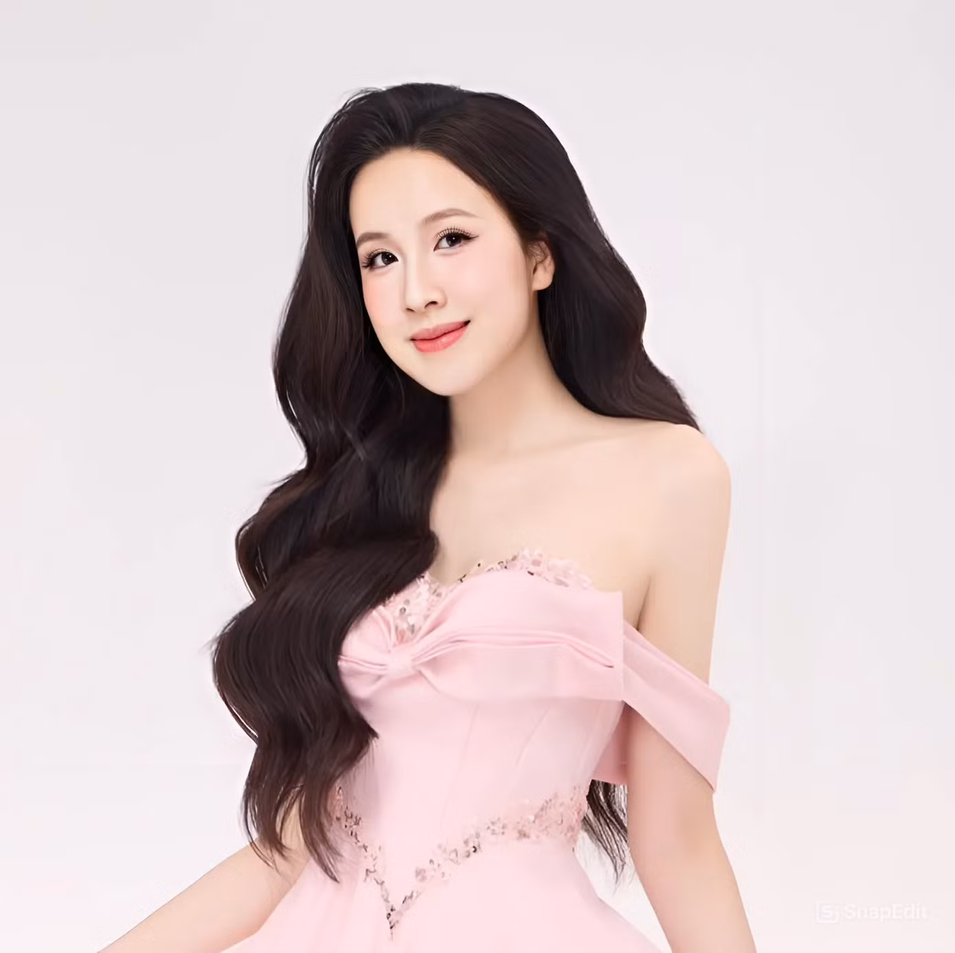 “Đối với các bác thương binh, cựu chiến binh, chúng ta không còn nhiều thời gian để đền đáp công ơn của họ, vì vậy những công tác hỗ trợ cần được nhanh chóng thực hiện. Những dự án này ý nghĩa hơn nữa khi trong năm nay, đất nước ta có rất nhiều dịp kỷ niệm quan trọng. Nếu có cơ hội đi sâu hơn, tôi mong muốn được chia sẻ chi tiết hơn về dự án của mình”, cô nói.