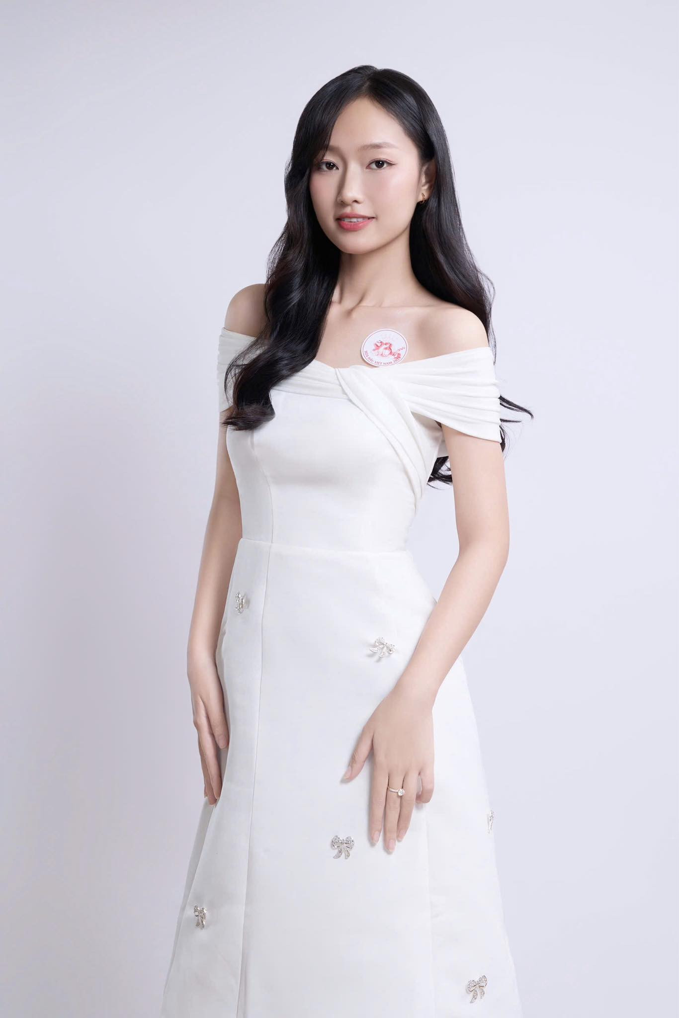 Ở vòng sơ khảo, Ngọc Như diện bộ váy trắng trễ vai, khoe vẻ thanh lịch, nền nã.