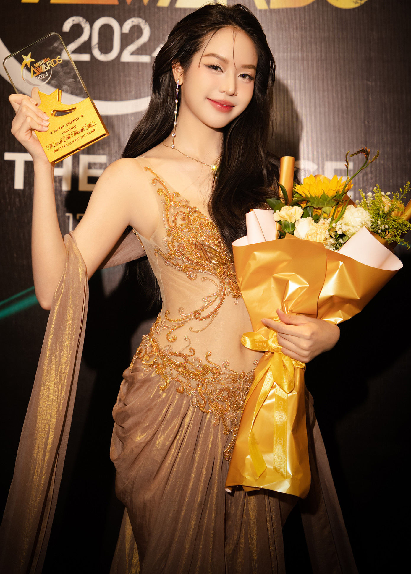 Hoa hậu Thanh Thủy liên tiếp nhận nhiều giải thưởng. Hoa hậu Thanh Thủy liên tiếp nhận nhiều giải thưởng.