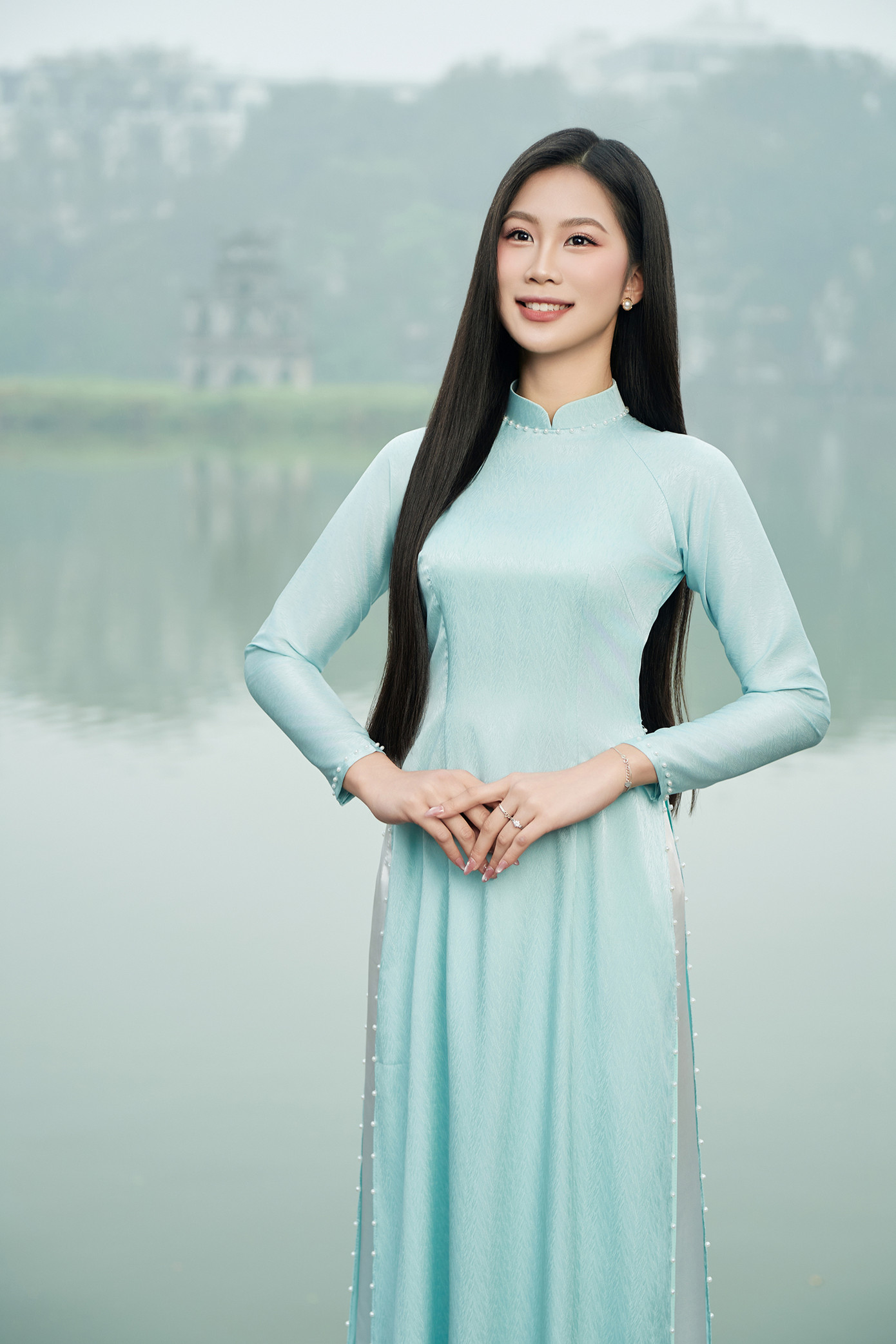 “Khi tôi vừa bước vào phòng nhân trắc học, các bác sĩ đã ấn tượng với chiều cao của tôi. Sau đó, tôi được khen có dáng đẹp, cân đối”, cô nói.