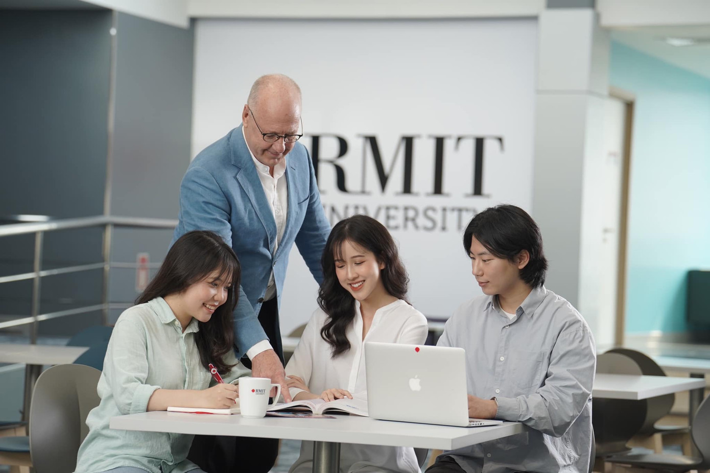 Trước đó, Thu Trang là cựu học sinh chuyên Anh - THPT Chuyên Cao Bằng. Cô có khả năng ngoại ngữ ấn tượng, đạt điểm TOEIC 960/990 trong lần thi đầu tiên.