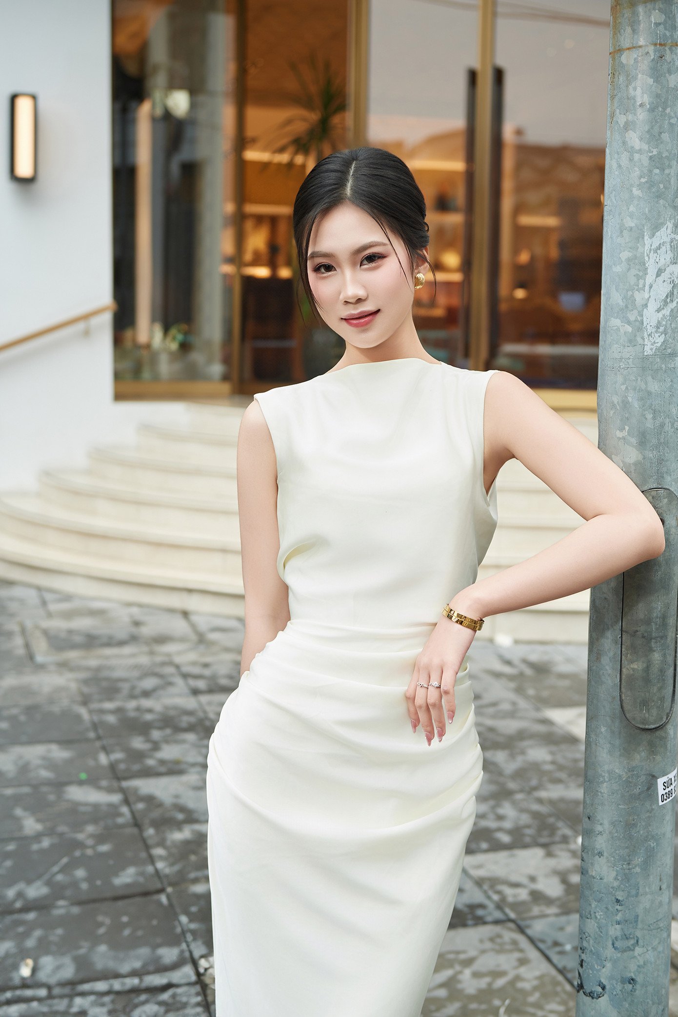 Trong thời gian ngồi ghế nhà trường, Thu Hằng đạt được loạt thành tích ấn tượng. Cô đã được kết nạp Đảng vào ngày 20/6/2024.