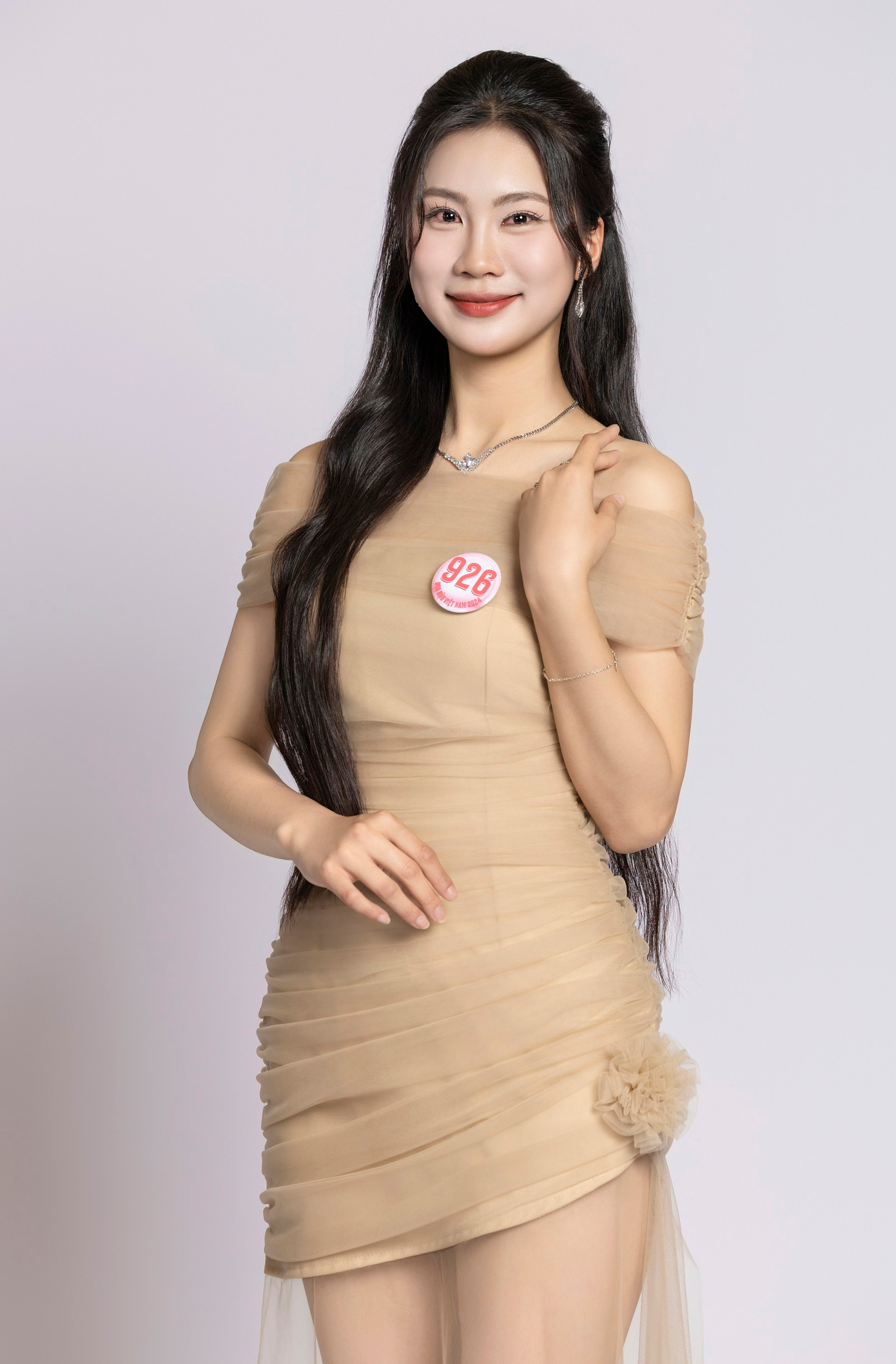 Nguyễn Thị Thu Hằng, sinh năm 2006, sinh viên Đại học Kinh tế Quốc dân Hà Nội, là một trong ba cô gái đến từ Thanh Hóa đang tham gia vòng chung khảo toàn quốc Hoa hậu Việt Nam 2024.