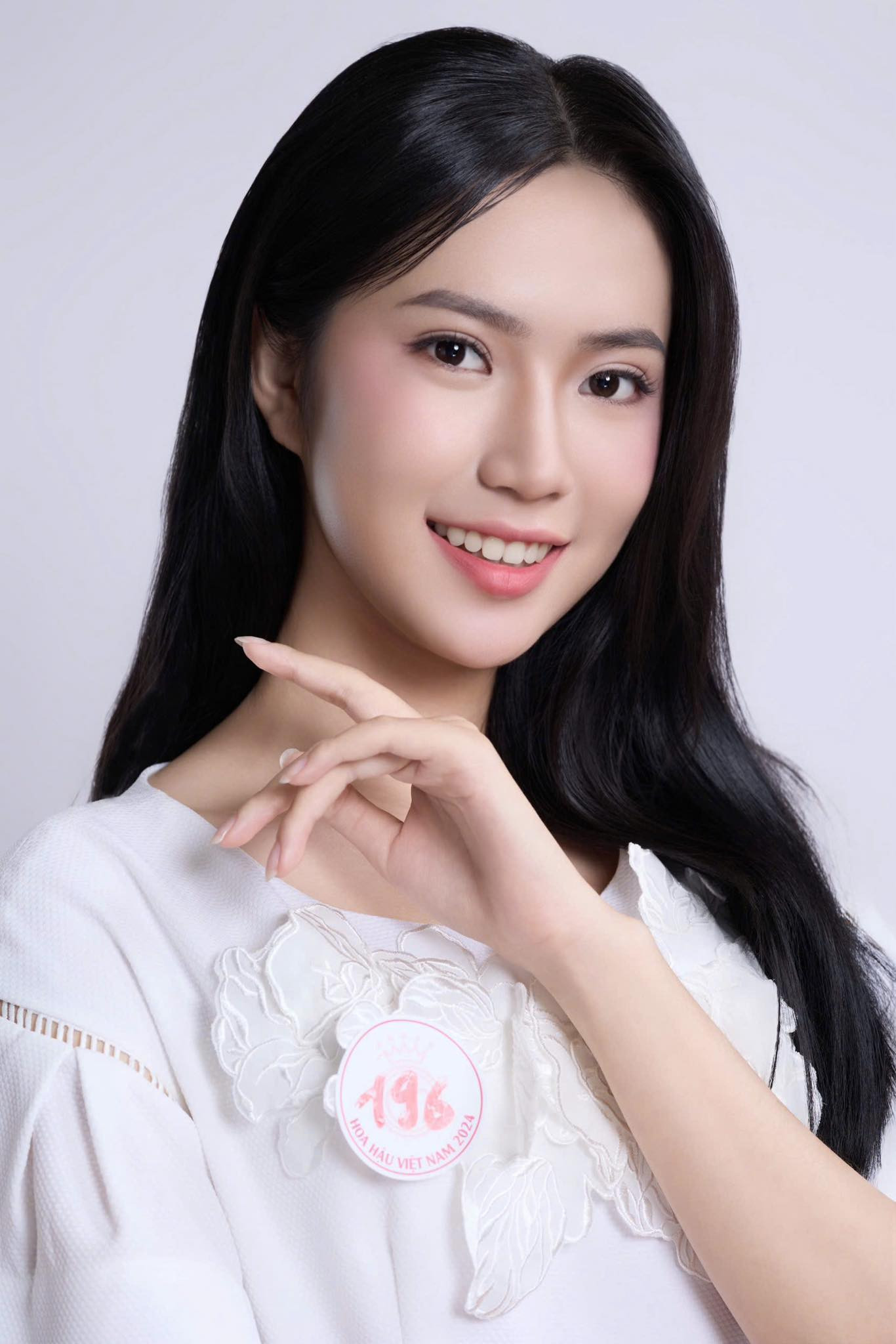 Thí sinh Nguyễn Thị Yến Vy, SBD 196, sinh năm 2005, đến từ Ninh Thuận, sinh viên Đại học Kinh tế TPHCM đang cùng 40 thí sinh tích cực tập luyện để chuẩn bị cho đêm chung khảo toàn quốc Hoa hậu Việt Nam 2024.