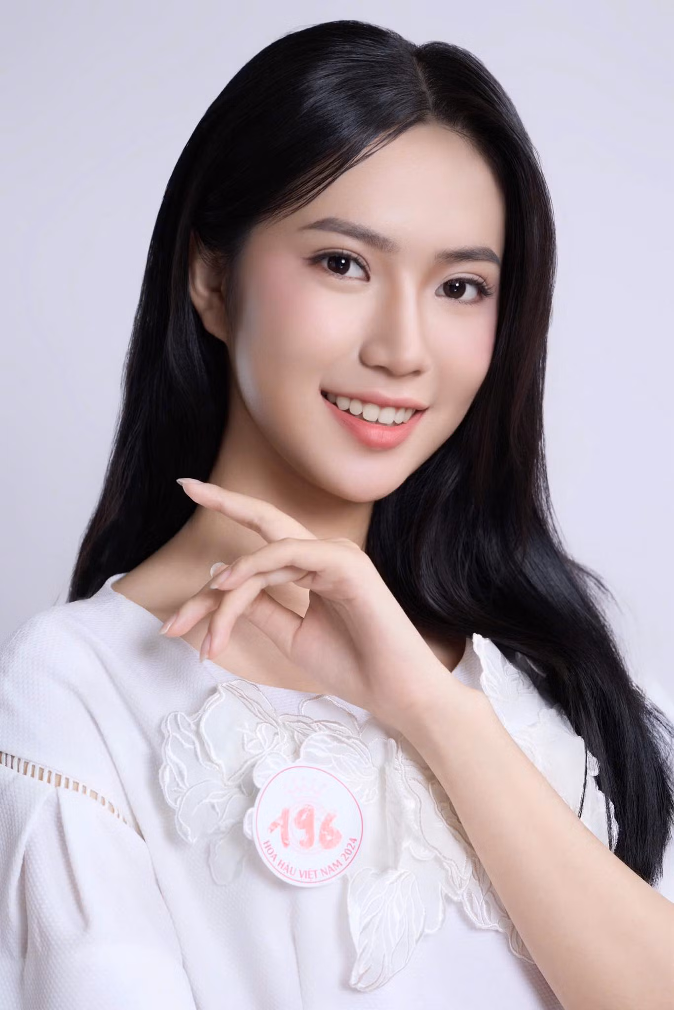 Thí sinh Nguyễn Thị Yến Vy, SBD 196, sinh năm 2005, đến từ Ninh Thuận, sinh viên Đại học Kinh tế TPHCM đang cùng 40 thí sinh tích cực tập luyện để chuẩn bị cho đêm chung khảo toàn quốc Hoa hậu Việt Nam 2024.