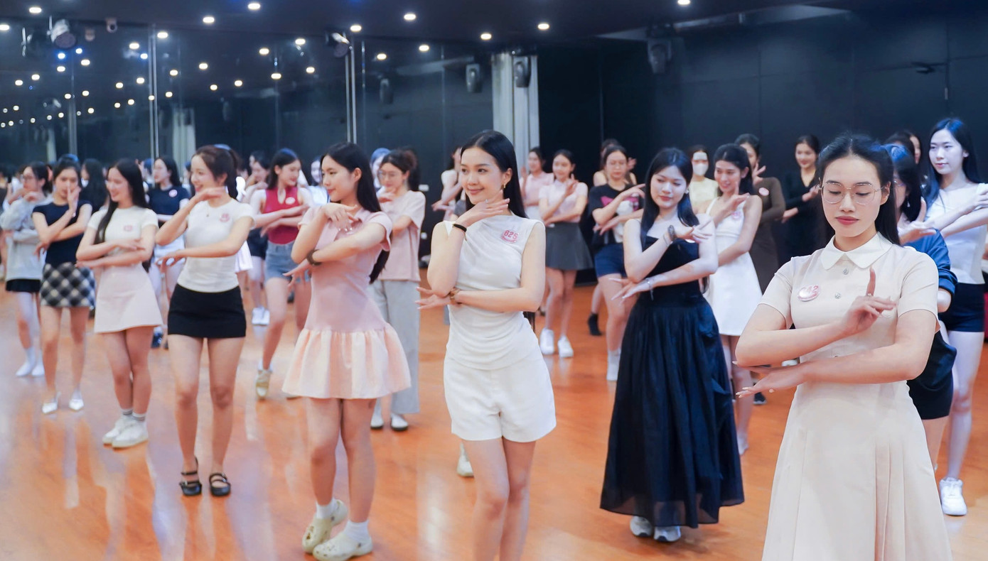 Tối 13/4, 41 thí sinh của vòng chung khảo Hoa hậu Việt Nam 2024 tiếp tục có buổi luyện tập cho màn đồng diễn cùng các biên đạo múa. Chỉ còn gần một tuần, 41 thí sinh bước vào đêm thi quan trọng để tìm ra những gương mặt vào vòng chung kết toàn quốc.