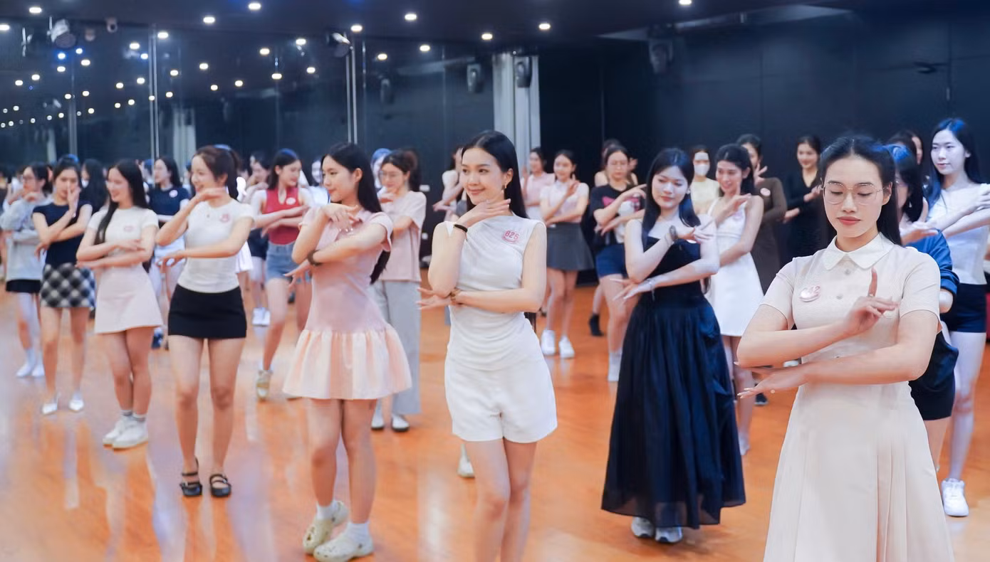 Tối 13/4, 41 thí sinh của vòng chung khảo Hoa hậu Việt Nam 2024 tiếp tục có buổi luyện tập cho màn đồng diễn cùng các biên đạo múa. Chỉ còn gần một tuần, 41 thí sinh bước vào đêm thi quan trọng để tìm ra những gương mặt vào vòng chung kết toàn quốc.