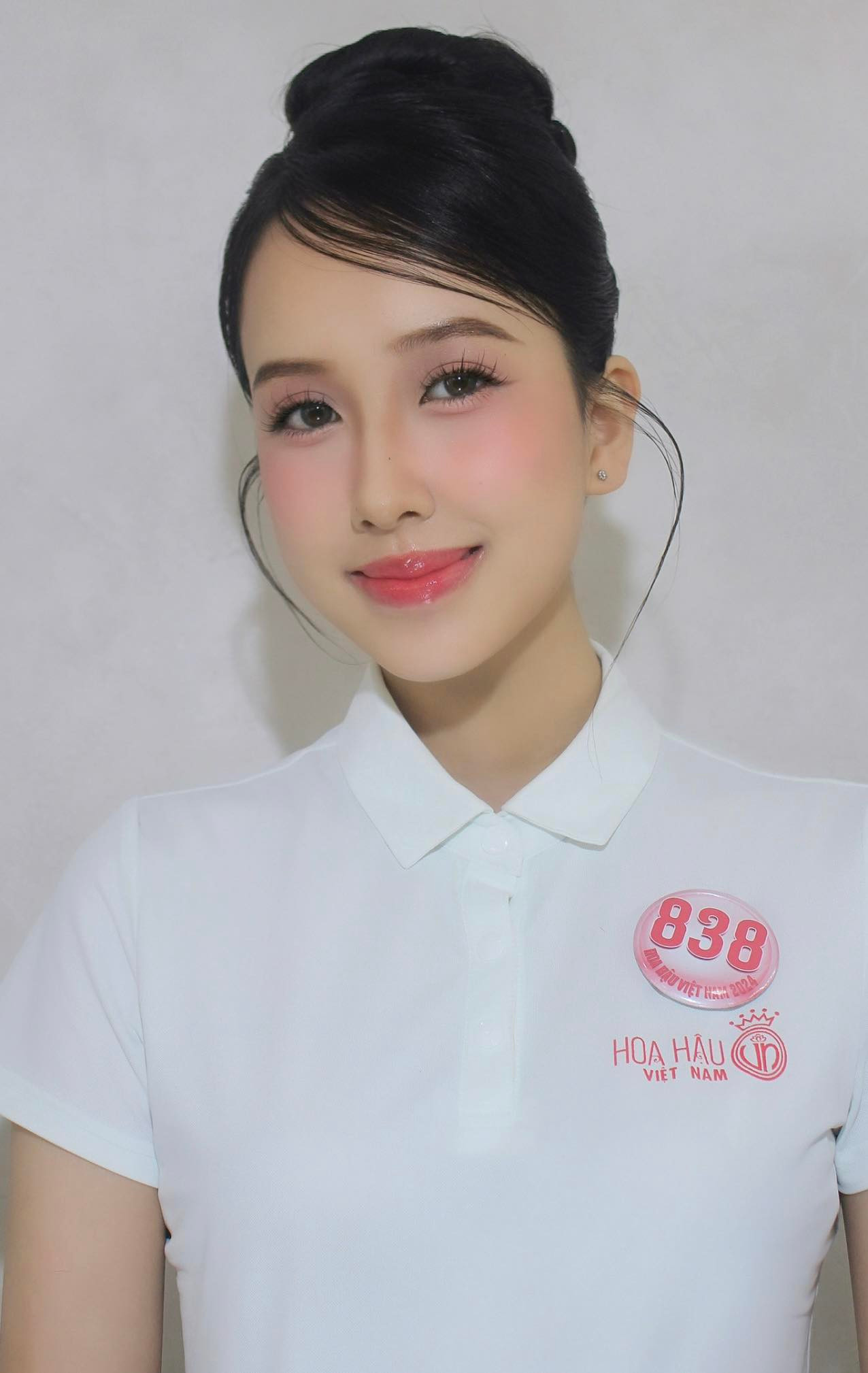 Cô gái Cao Bằng khẳng định muốn chạm tay vào chiếc vương miện Hoa hậu Việt Nam 2024. “Tôi tin rằng việc giành được vương miện là món quà ý nghĩa nhất cho sự nỗ lực của bản thân ở quá khứ, cho khoảnh khắc thanh xuân hiện tại và là bước đệm cho con đường tương lai”, Thu Trang nói.