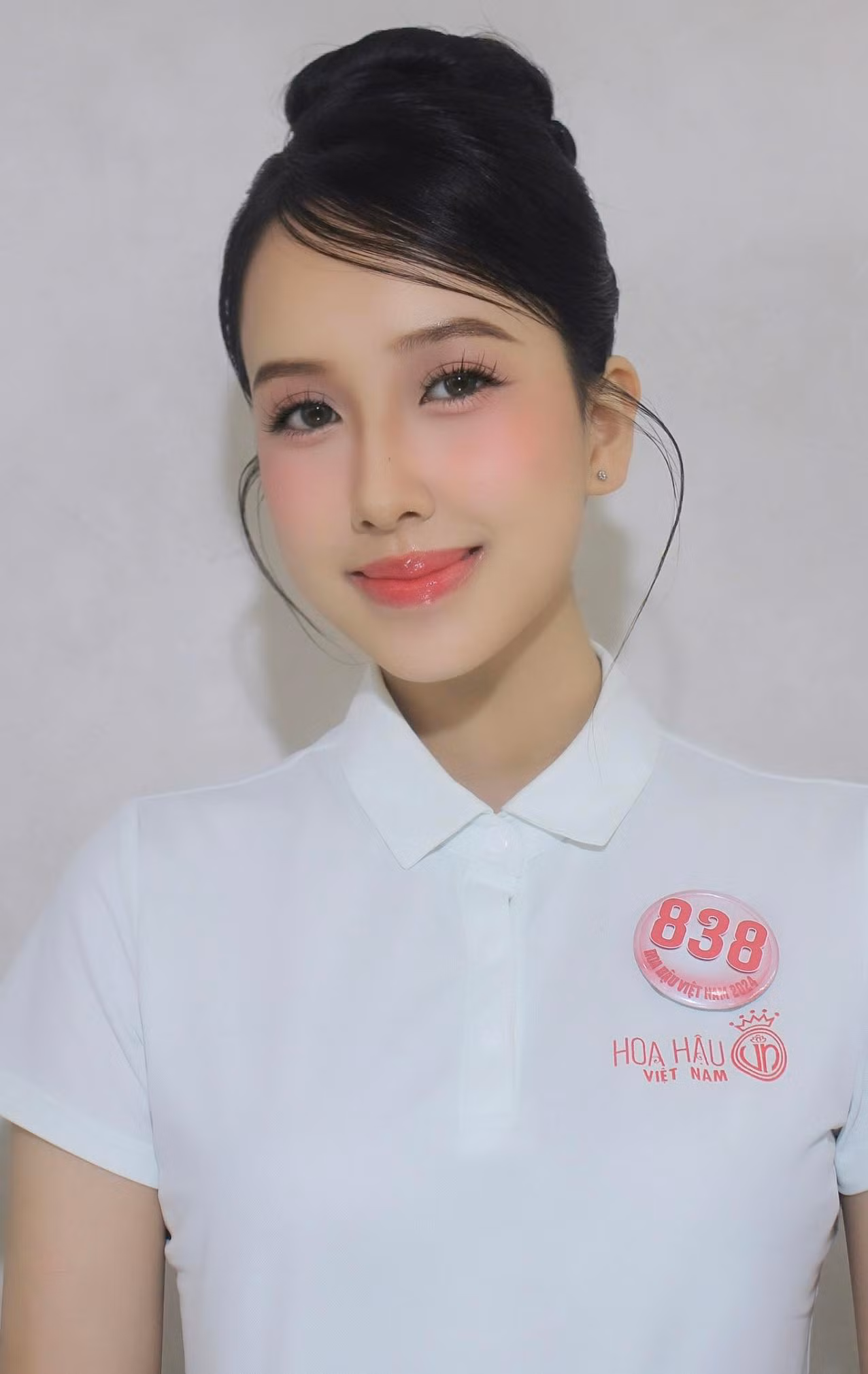 Cô gái Cao Bằng khẳng định muốn chạm tay vào chiếc vương miện Hoa hậu Việt Nam 2024. “Tôi tin rằng việc giành được vương miện là món quà ý nghĩa nhất cho sự nỗ lực của bản thân ở quá khứ, cho khoảnh khắc thanh xuân hiện tại và là bước đệm cho con đường tương lai”, Thu Trang nói.