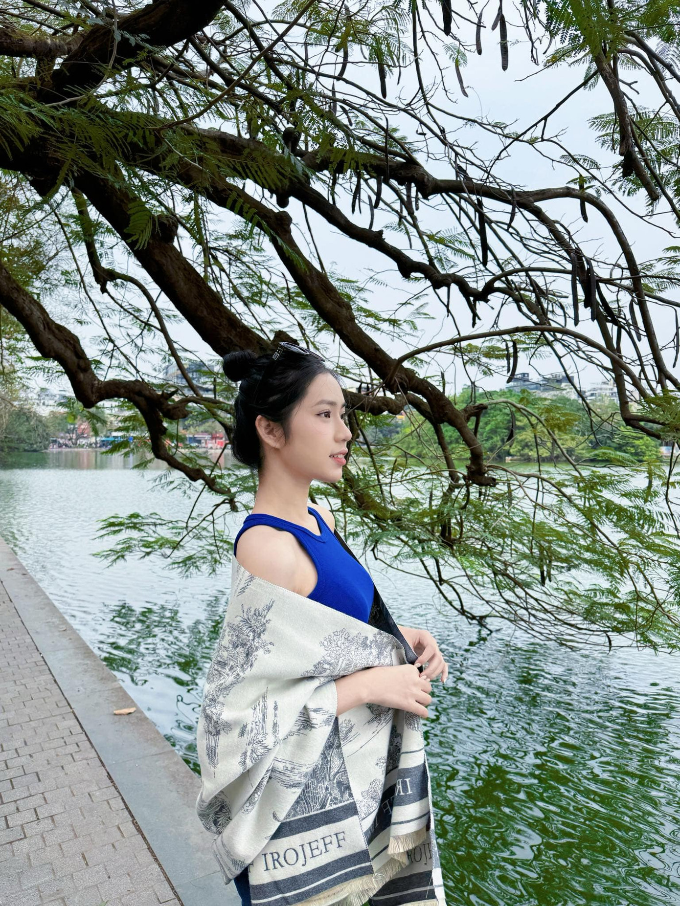 “Lúc kiểm tra răng, bác sĩ hỏi tôi từng niềng răng chưa, tôi trả lời rằng chưa từng niềng răng nên được khen là có hàm răng đẹp tự nhiên. Bên cạnh đó, các bác sĩ cũng kiểm tra kỹ vùng mũi của tôi”, cô nói.