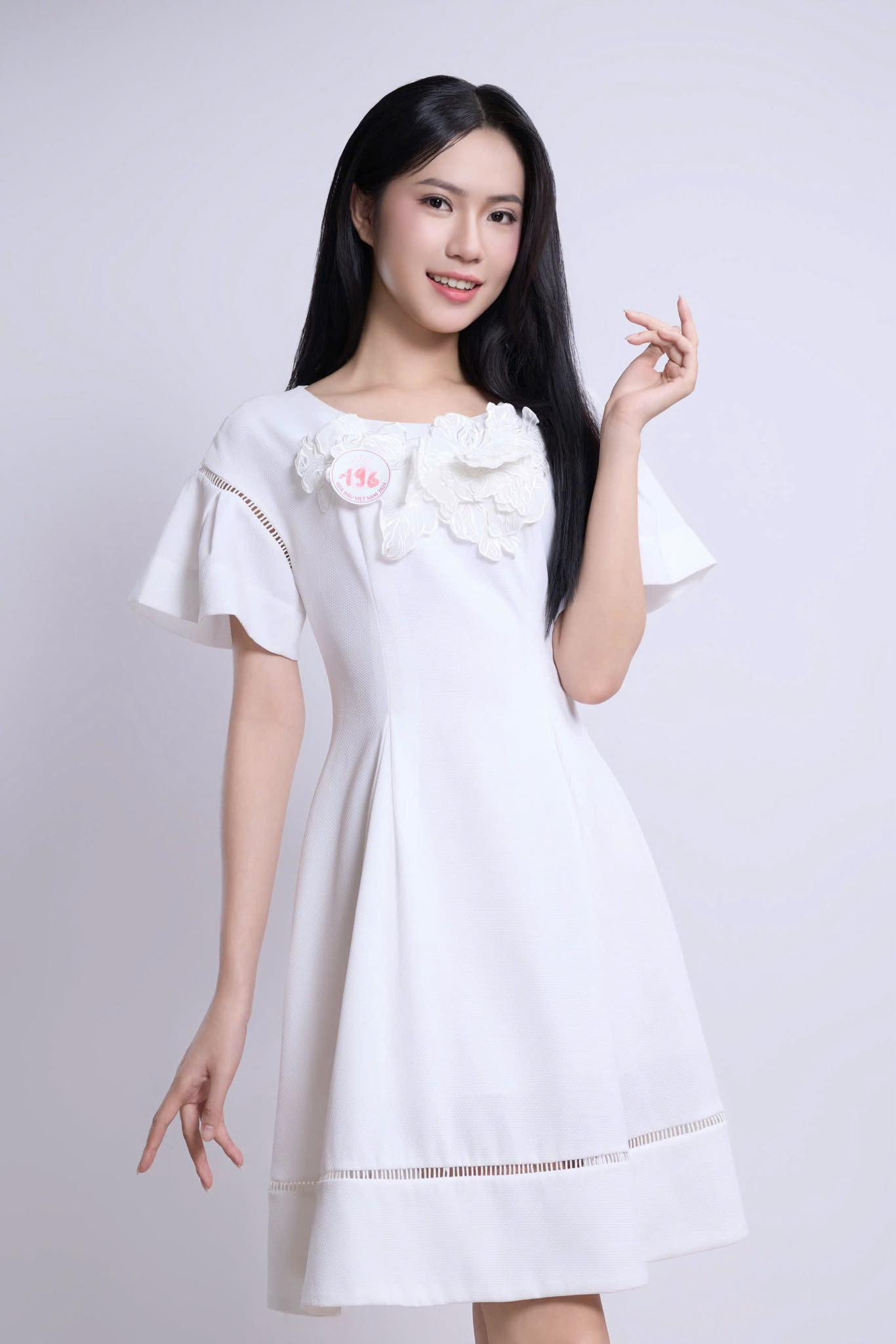 Tại vòng sơ khảo, Yến Vy gây ấn tượng với sự giản dị, mộc mạc. Cô mặc bộ váy trắng nền nã, thanh lịch.