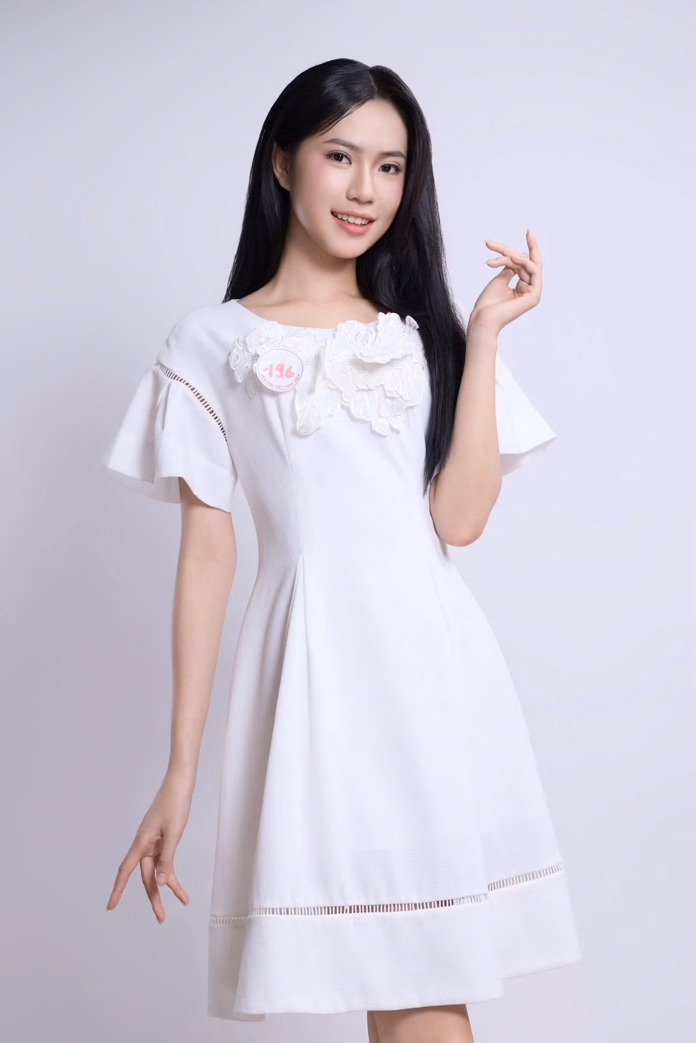 Tại vòng sơ khảo, Yến Vy gây ấn tượng với sự giản dị, mộc mạc. Cô mặc bộ váy trắng nền nã, thanh lịch.