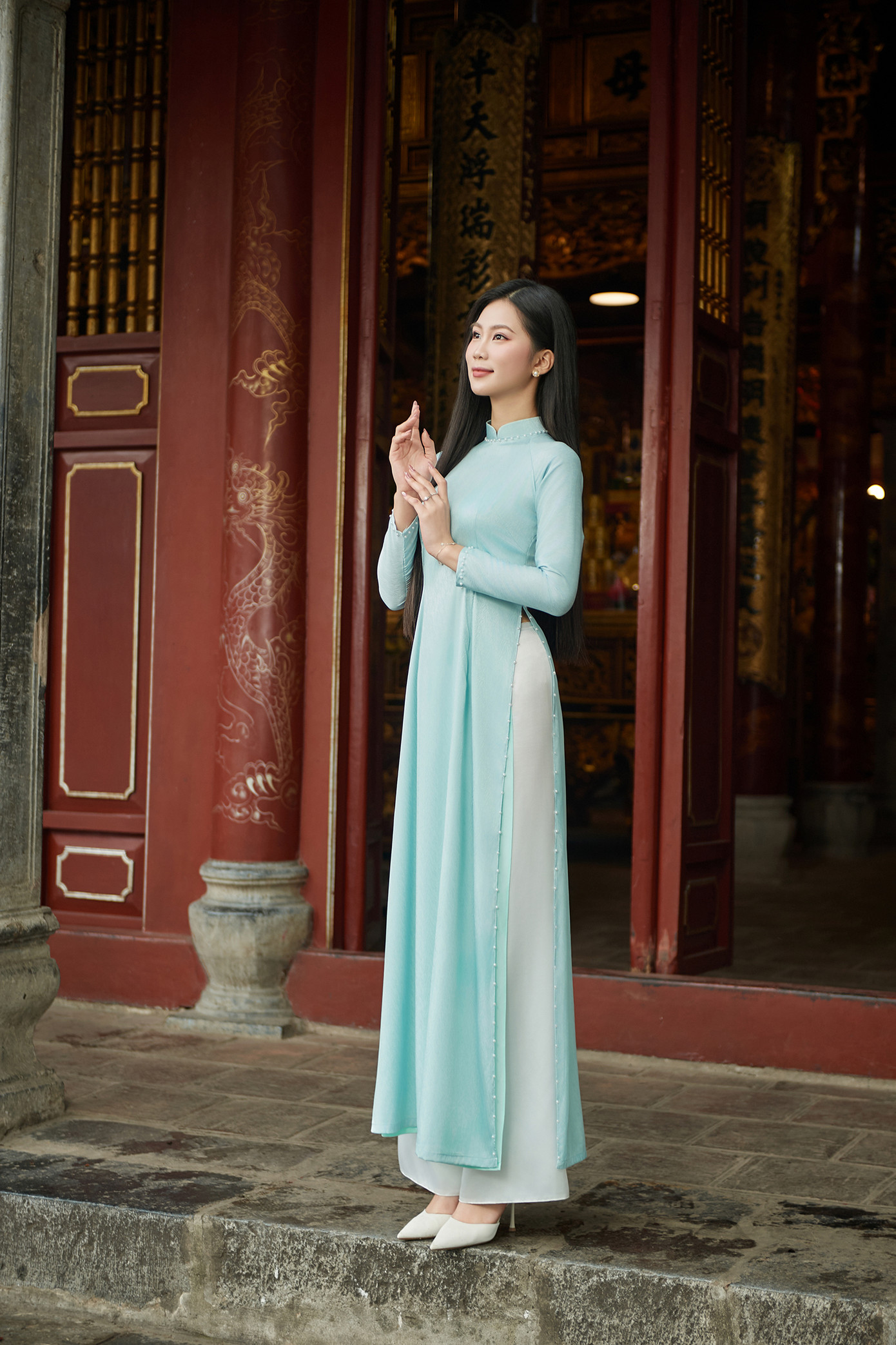 Thu Hằng nói trong vòng phỏng vấn kín, giám khảo yêu cầu cô giới thiệu về quê hương Thanh Hóa. “Tôi tự hào vì sinh ra và lớn lên ở Thanh Hóa. Tôi cũng tự hào vì Thanh Hóa có chị Đỗ Thị Hà, một hoa hậu tài sắc vẹn toàn, là hình mẫu nhiều bạn trẻ muốn hướng tới”, cô trả lời.