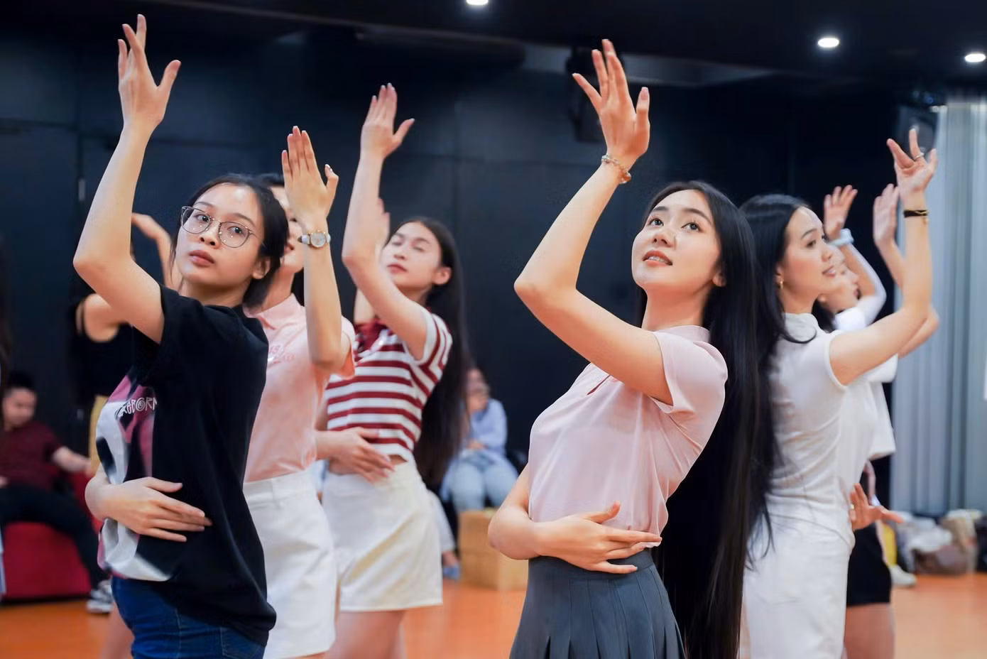 Tiết mục đồng diễn của đêm chung khảo với nhiều động tác đẹp mắt, ấn tượng, hứa hẹn mang tới cho khán giả màn trình diễn khó quên.