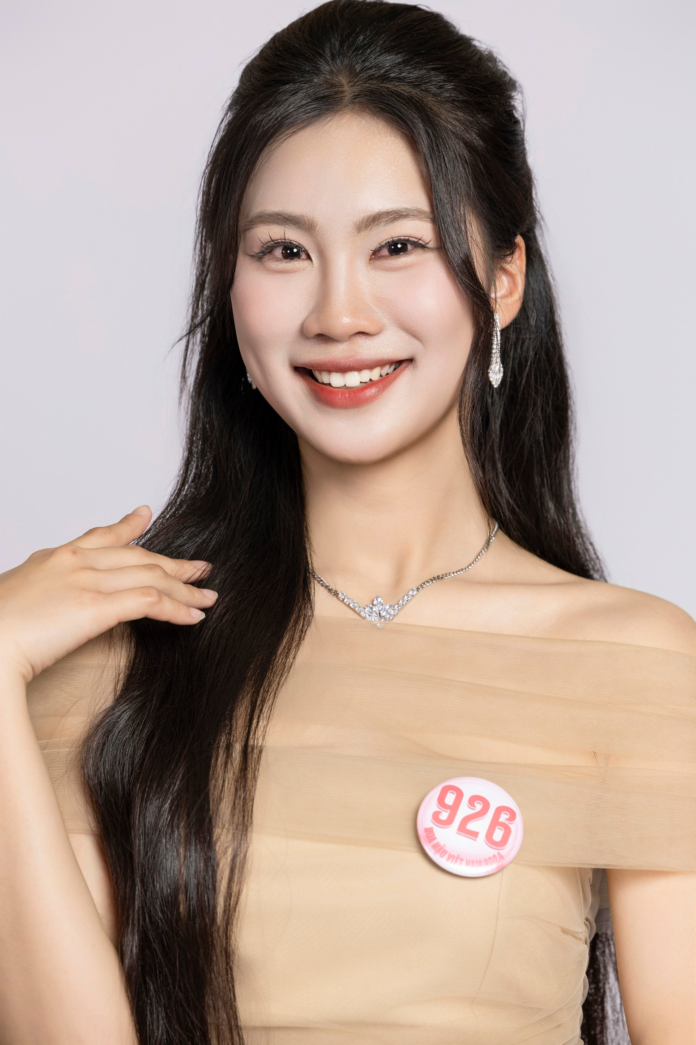 Nguyễn Thị Thu Hằng, sinh năm 2006, sinh viên Đại học Kinh tế Quốc dân Hà Nội, là một trong ba cô gái đến từ Thanh Hóa đang tham gia vòng chung khảo toàn quốc Hoa hậu Việt Nam 2024.