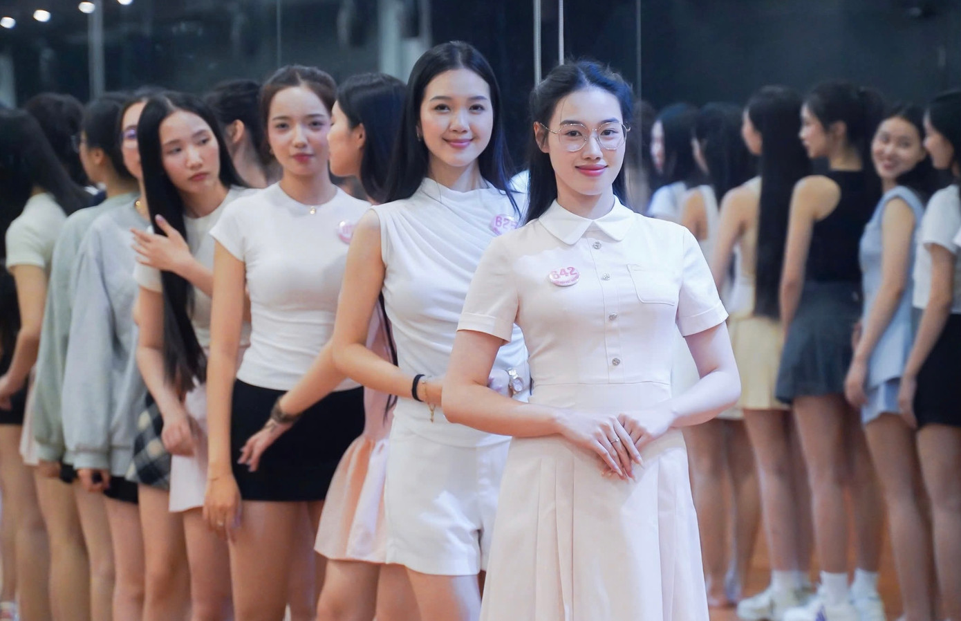 Trên sàn tập, các cô gái để mặt mộc, mặc trang phục năng động, giản dị.