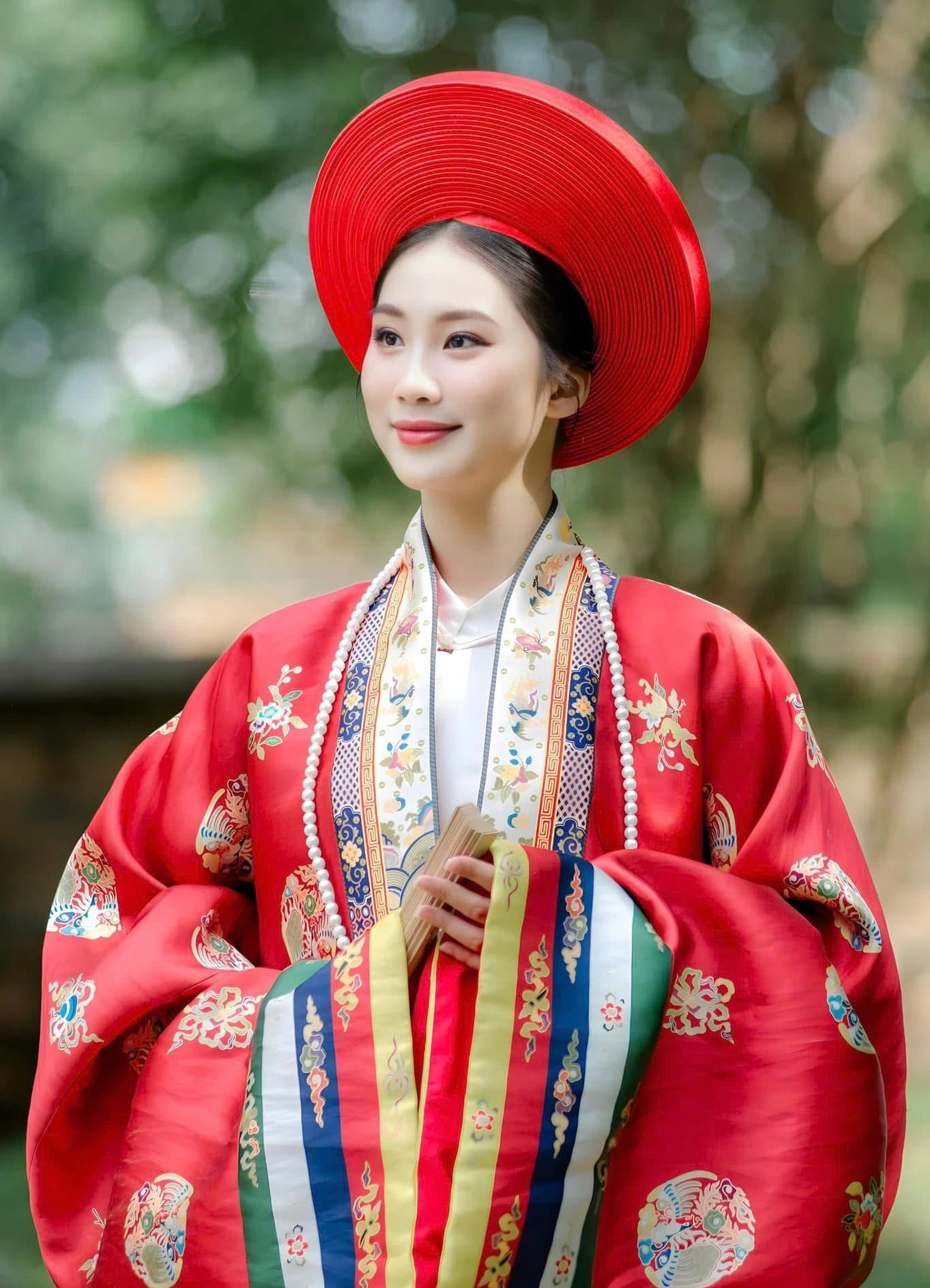 Khi học lớp 11, Thu Hằng đạt giải Ba cấp tỉnh môn Giáo dục Quốc phòng, đạt giải Ba cấp huyện môn Địa lý hồi lớp 9. Cô có nhiều tài lẻ như dẫn chương trình, chơi bóng chuyền, cầu lông, ca hát…